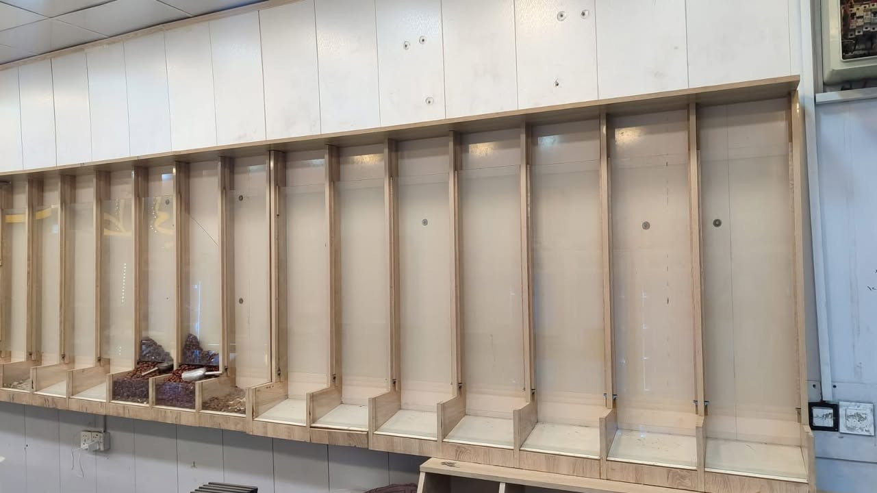 للبيع
عارضات كرزات وحلويات وجبس 
جديد استخدام كلش قليل 
5 قطع 
ناصريه حي العسكري 
***********
