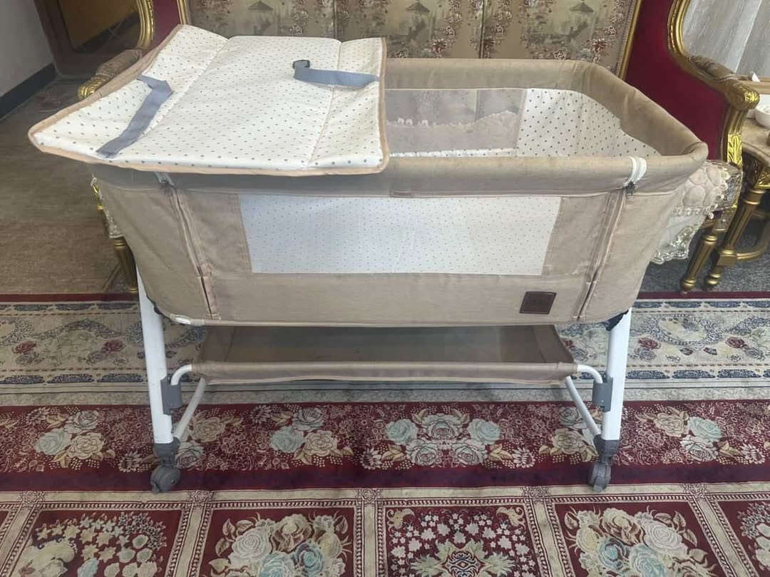 كاروك طفل استعمال قليل ماركه مصورتها ينفتح من الجانب وبي دوشك نضيف جدا جدا مشتريته ب ١٠٠الف 
ابيعه ب ٣٥ مكاني بغداد الدوره حي الميكانيك اتصل على *********** وتساب
