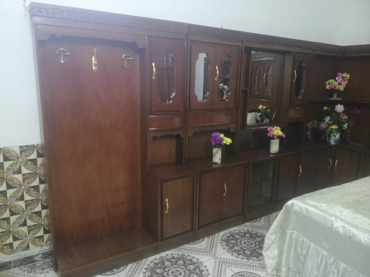 غرفة نوم حطاطه تكمه شغل درجه اولى السعر ٩٠٠ وبيها مجال لشراي العنوان رمادي الجزيرة للإستفسار الاتصال على ***********
