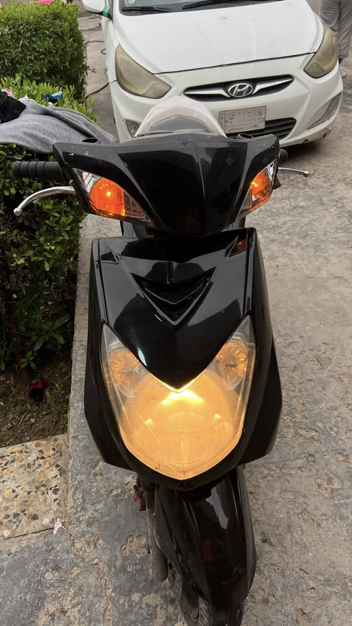 السلام عليكم سكنس فحل كابريتر مكينه بلاديه ما ملعوب بيها وكابريتر حساس مال وكاله  ودراجه مكفوله ﻣِنہَ الطول لطول ونشطه بل مشي بَسہ العيب بيها تأخر بل تشغيل شي قليل  السعر 950 وبيها مجال ***********
