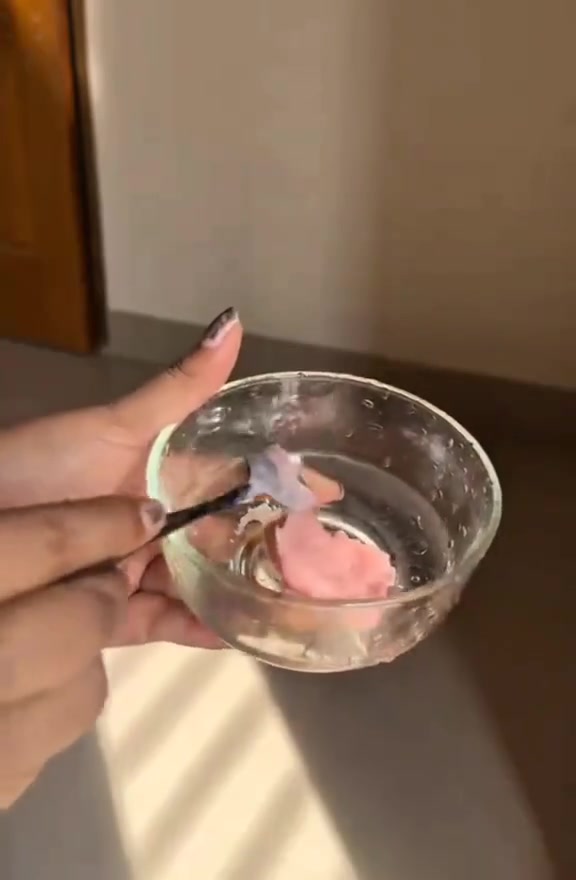 ✨ توفر لترند معالج كوتا الأصلي💯✔️ Kota Double Care Keratin  
Treatment Hair Mask،  
ماسك ومعالج مغذٍّ للشعر بالكيراتين يعمل على ترميم الشعر المجهد والمتضرر من الصبغات، والمواد الكيميائية، وأدوات التصفيف الحرارية و يحتوي على الكيراتين، البيوتين، والببتيدات النحاسية لتقوية بنية الشعر وحمايته من التكسر والتقصف. و يمنح الشعر ملمساً ناعماً، حريرياً، ولامعاً يسهل تصفيفه بعد الاستخدام. مدعم بمركب (Baicapil) ومستخلصات نباتية تساهم في تحفيز نمو الشعر وزيادة كثافته وتقليل التساقط. و يتميز برائحة عطرية جميلة تدوم في الشعر لفترة طويلة

🔬 فوائد التركيبة العلاجية المتقدمة تغذية ثلاثية الأبعاد: يحتوي على الكيراتين لإعادة بناء ألياف الشعر، والبيوتين لتقوية الخصلات، والببتيدات النحاسية التي تحمي الشعر من التكسر المستمر 
✔️ تقنية Baicapil المبتكرة: دمج 3 مستخلصات نباتية (جذور السكوتلاريا، وبراعم الصويا، والقمح) التي تعمل على تحفيز بصيلات الشعر، مما يساهم في زيادة كثافة الشعر وتقليل التساقط بشكل ملحوظ 
✔️ ترطيب وحماية مضاعفة: غني بـ زيت الأركان العضوي وفيتامين B5، وهي مكونات تمنح الشعر جدار حماية ضد الجفاف المفرط وتعيد له المرونة المفقودة 
✔️ يحمي لون الصبغة من البهتان السريع، ويعوض المادة الرابطة للشعر التي تضررت بسبب سحب اللون أو الفرد 
✔️ للشعر شديد الجفاف والنفشة: يغلف خصلات الشعر ليعمل كحاجز ضد الرطوبة الخارجية، مما يقضي على "النفشة" ويجعل الشعر ينسدل كقطعة واحدة  
✔️ للأطراف المتقصفة: يلحم أطراف الشعر المجهدة مؤقتاً ويمنع صعود التقصف إلى أعلى الخصلة
#الاصلي المنشأ كوريا امتياز تايلندي 💯✔️


**إذا كنت صاحب هذا الإعلان وتريد حذفه لأي سبب، رجاءا أرسل رسالة إلى الدعم الفني**