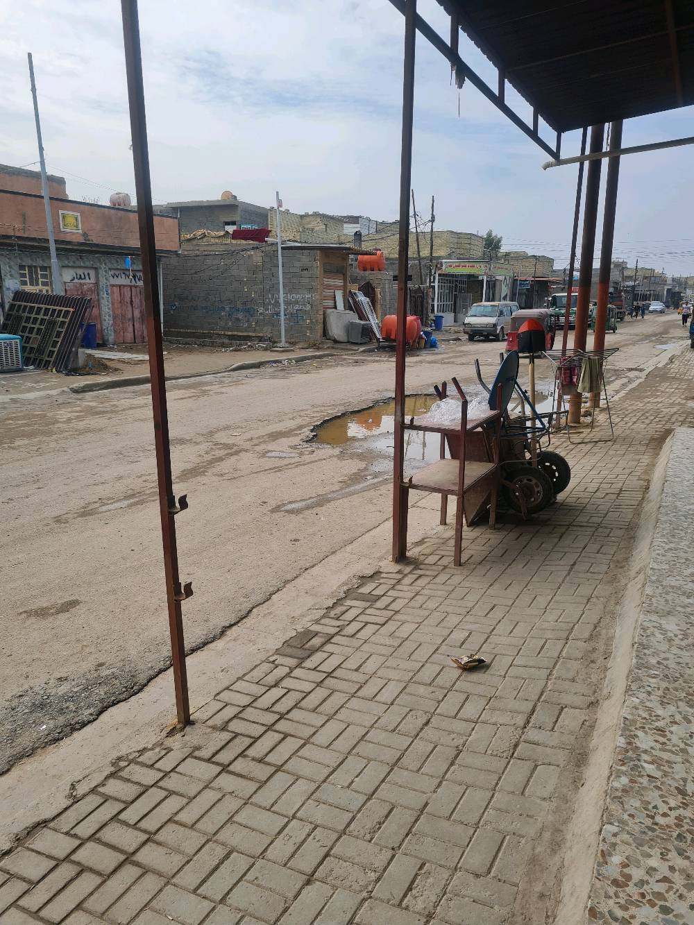 السلام عليكم بيت للبيع مساحته 120 في منطقة الحميدية بشارع المصاليخ يم المضمد علي ابو فاطمه مقابل أسواق حسون داخل فرع سعره 18 وبي مجال  
يحتوي على إستقبال وصاله وحمام ومطبخ ضمن الصاله ومنور و تواليت خارجي و غرف ٢ هاذ الرقم *********** إتصال فقط