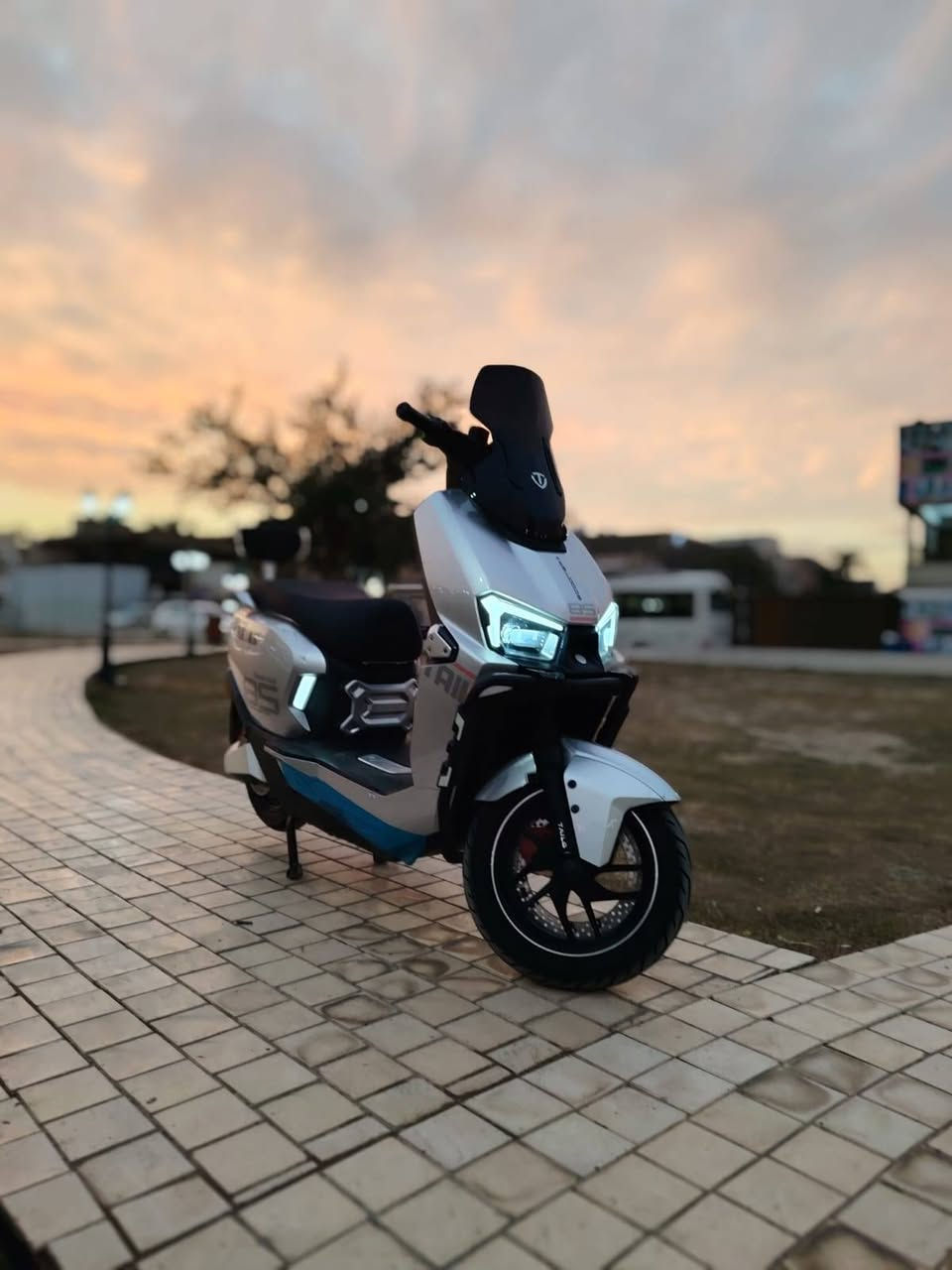 دراجة ريان صاعقة للبيع
6 باتري كرافين 
ملف 2500
دراجة زيرو
المواصفات
نطام بصمة 
نظام بارك 
نظام قاطع دورة 
نظام حماية 
نظام الرجوع الى الخلف 
نظام تثبيت سرعة 
نظام abs 
3 سرع 
لايت زنون 
منفذ شحن 
صندوق كبير 
دبل اشارة يمين يسار 
شاشه كبير تقرأ الاعطال 
وصل الشراء موجودة 
غراضه كاملة 
العنوان بغداد ساحة الوثبة 
للاستفسار ***********
