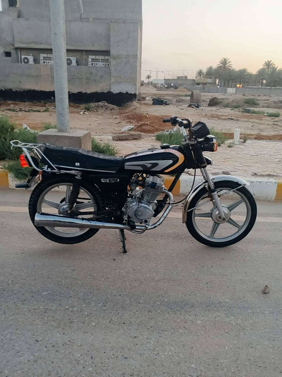 سلام عليكم دراجه خمسه كير هونده ياباني نضافه شوفت عينك وحله من الصوره كهربايات كلها شغاله مكينه ناعمه لاتبخيرولاصوت برغي مابيها نقص سنويه رقم كربلاء دراجه مال جناي جاهزه من كلشي تايرات جوبلس جدد سنويه كلش جديده مديل 2010السعر350مكاني طوريج ***********قرب السيطرة ام الهوه *********** تشتغل نكره
