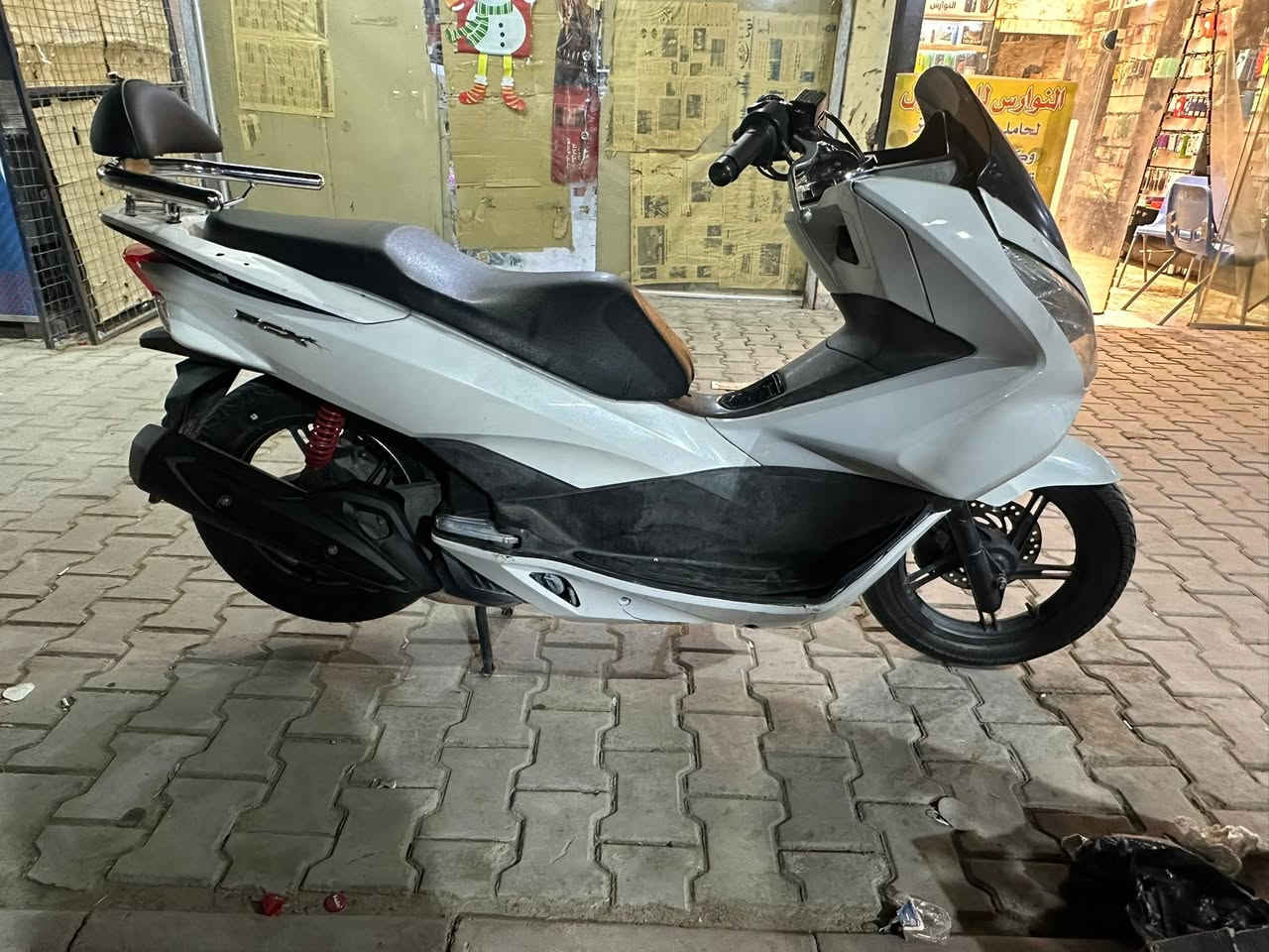 السلام عليكم pcx جيل ثاني كوري دارجه خير من الله 
بيها ملاحضات بسيطه مكينه مكفوله 
10 أوراق وبيها مجال بسيط
بغداد طالبيه 
***********
