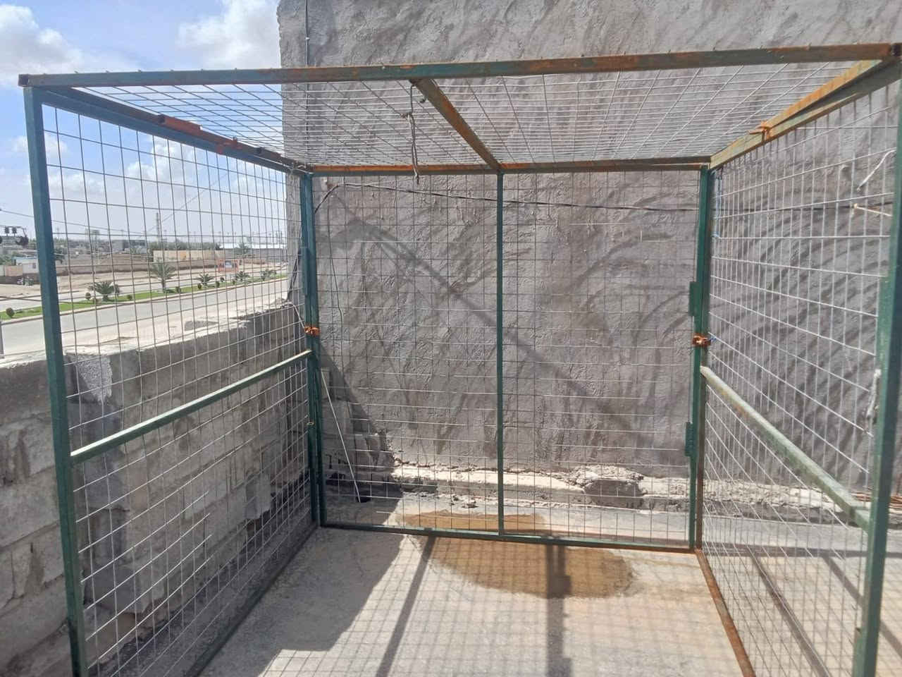 قفص لبيع تواصل على رقم ***********
