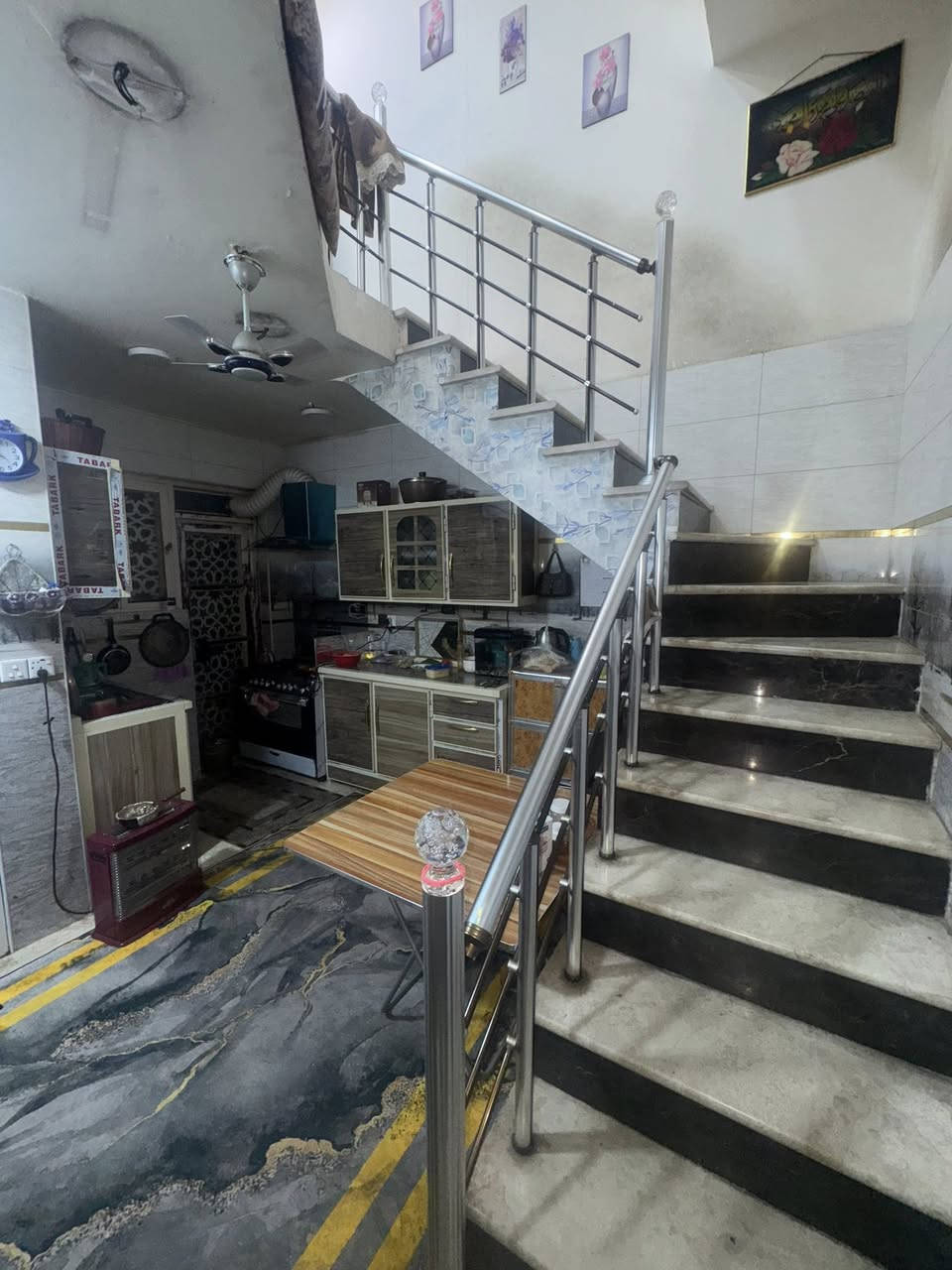 ملاحضه / العنده عقار 🏡#للبيــــــع ويريد يبيع #دزونه كافه التفاصيل العقار مع ذكر السعر وصور للعقار ورقم التلفون ☎️وان شاء الله باقرب وقت ينباع ان شاء الله🤲❤️
—————————————————————————

🔸 مشتمل للبيع طابو صرف مناسب جدا جدا✅
60متر قطع من دار مقطوع ومفصول بالكامل 
  الواجهه 4م والنزال 15م 
بناء حديث اخو الجديد بناء سنه 2020

🔸الطابق1️⃣ كراج وخدمات خارجيه واستقبال ومطبخ حار وبارد وصحيات 
 الطابق…2️⃣ غرفتين نوم وخدمات وحولي               
الطابق ...3️⃣ بيتونه وسطحين

🔸موقع الدار ممتاز جدا📍الشعب بين شارع الصحه وبين شارع عدن قرب جامع الحق
 (شارع نافذ وشارع عريض 15م ورصيف عريض 4م)

+مناسب لحك قبل لاينباع // ملاحظه اذ تحب تاخذه 
وتستثمره يتاجر ب500 الف ايجار سريع
🔸السعر: 125 وقابل للتفاوض 
(الارضيه مرمر وسقوف ثانويه وديكورات كامله لكافأ البيت 
وبناء كله ممتاز وحديث تكمه كامل مكمل تستلمه )

مكتب ابو علي الدراجي للعقار 🏛️
الشعب-نهايت شارع الصحه-مقابيل كرزات ركن الصحه 
***********📞
 ***********📞
***********📞
