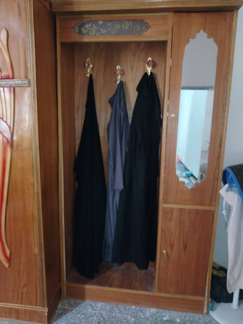 مرحبا متاح غرفه اخشاب كامله ماعايزه شي مابيها كسور مع كاروك
ويه دوشگ 
الطول متره ونص 
وبعد جديد امانة الله 
ويتحمل طفل عمر 3سنوات 
ويصير جربايه 
وسبب البيع ماكو مجال ***********
