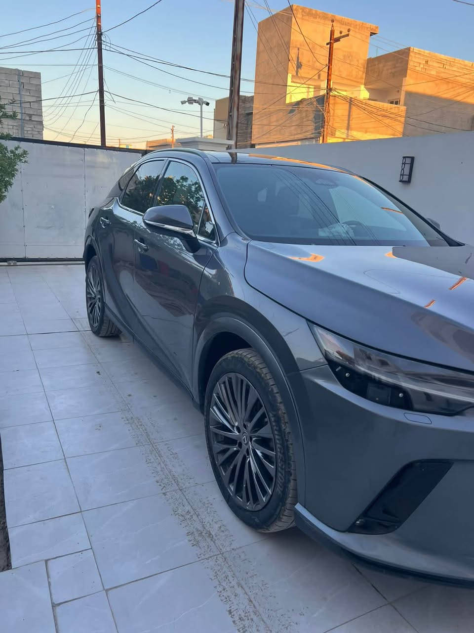 🚗 Lexus RX 350h — موديل 2023

حالة فوق الممتازة / نظيفة جداً 

الممشى: (000'57)ك م

اللون الخارجي: ( فيراني)

الدفع: AWD

المواصفات:

 • هايبرد اقتصادي جداً

 • شاشة كبيرة وتطبيقات حديثة

 • داتشو 

 • كاميرا خلفيه

 • رادار + تنبيه خروج المسار

 • بصمة تشغيل

 • شحن لاسلكي

 • LED كامل

 •     مقاعد مريحة مع تبريد/تدفئة

بعد بيه هواي مواصفات 

الضرر : صبغ ربع الجاملغ الامامي الأيسر وصبغ حافت البنيد فوق الجاملغ 
تصليح وسحب بدايت الشاصي الايسر 

💰 السعر000'30$

للاستفسار اكثر 
***********

