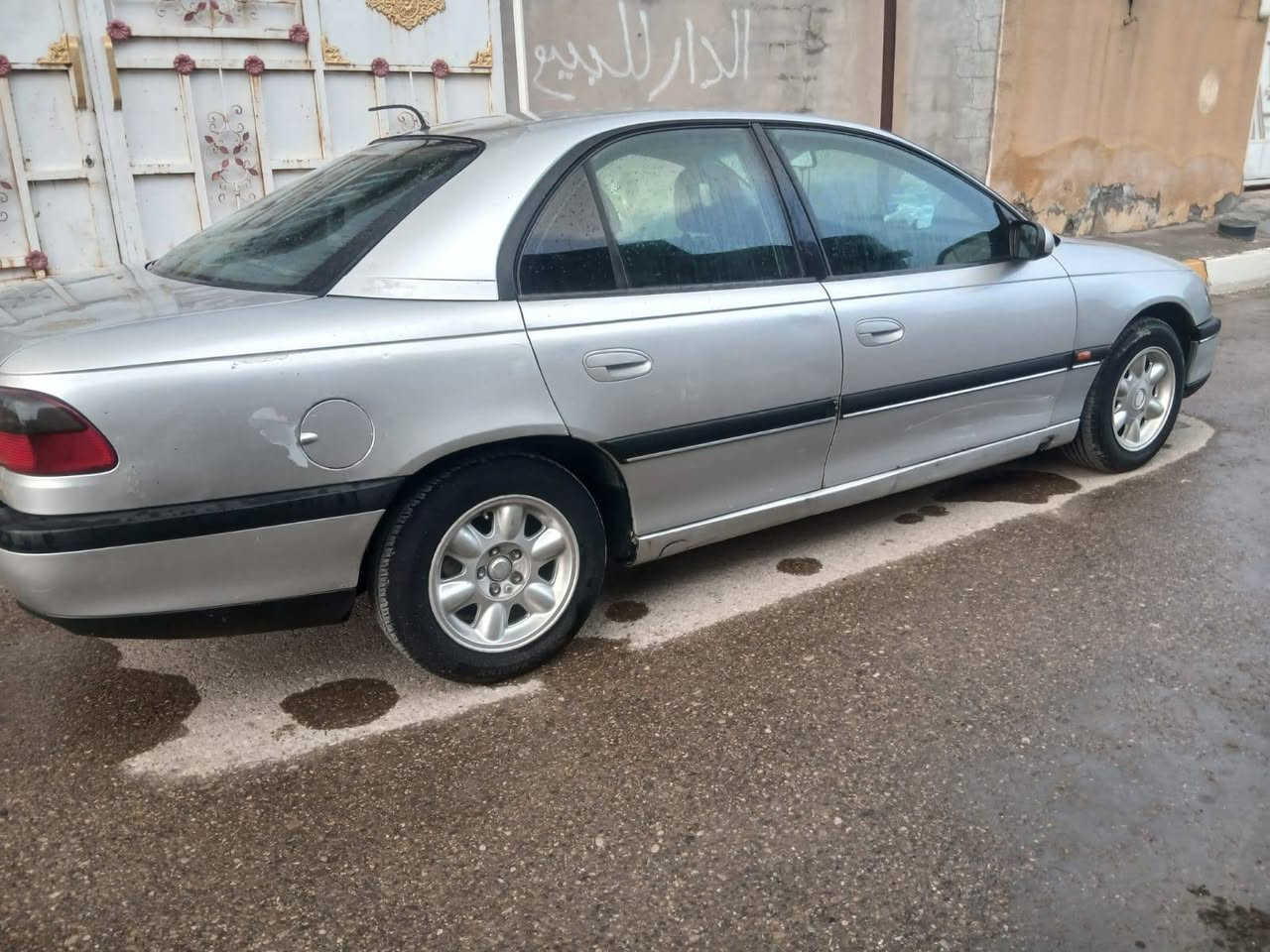 السلام عليكم للبيع وبل بزون موديل ٩٨ رقم اربيل دولي بسمي سنويه لحد ٣٠ مكينه بلادي قبق اسود مكينه  ومكفوله من الضربه والشاصي بدون خياس  السياره بلاديه بدون صبغ بلادي مرشوشه كلير فقط تخم تاير كهربائيات شغاله كله /العنوان ديالى/ للستفسار خاص او عل رقم ***********
