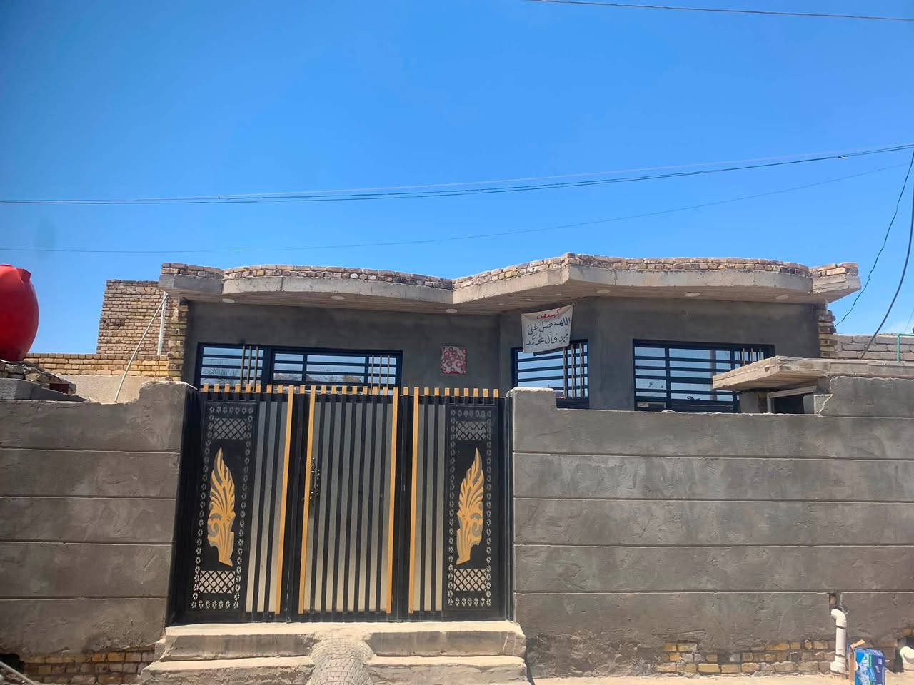 سلام عليكم بيت في العماره منطقت الدوانم مساحه ٢٠٠متر مبني وجاهز وصب وطابوك بنيانه وبيت جاهز مكانه حلو .  قريب عل شارع كلش تبليط وكامل خدمات منطقه تخبل للستفسار تصال علا رقم ‭***********‬
