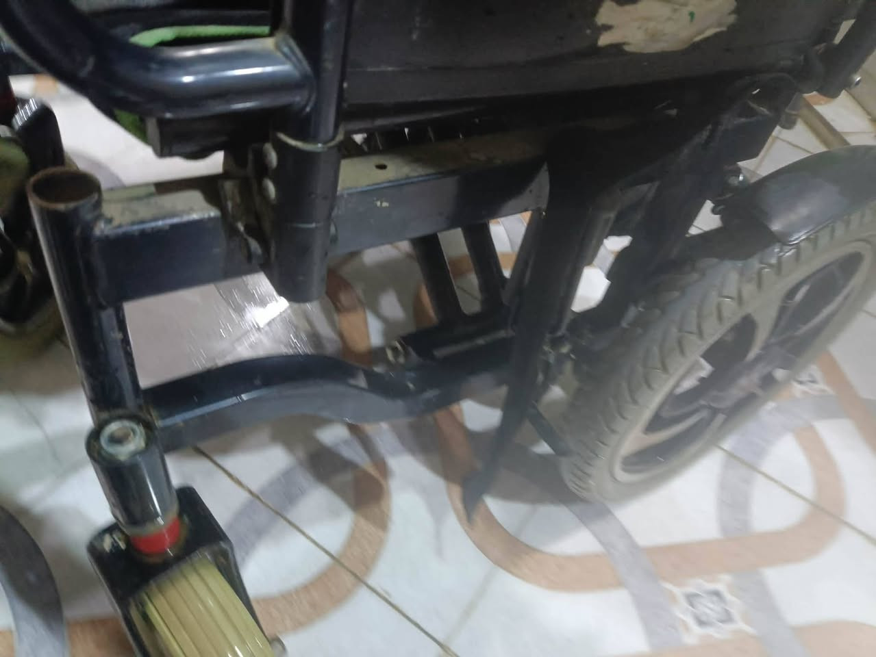 السلام عليكم
عدنه عربانه للبيع +كير جديد +وبطاريات جديده+سعر300 وبيه مجال 
محافظه بابل 
رقم الهاتف ***********
