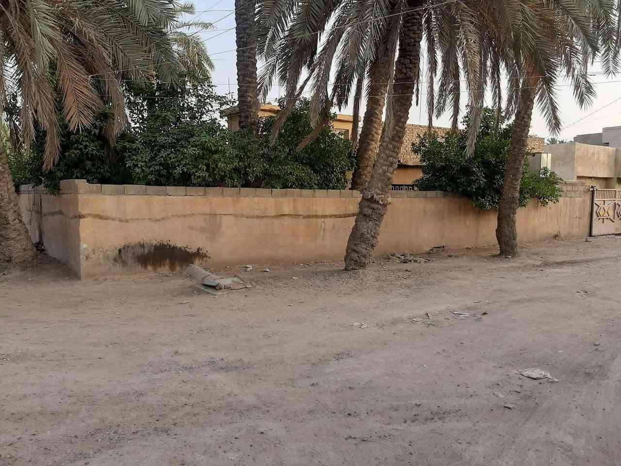 السلام عليكم دار للبيع  بسعر قطعة مساحة 466م واجه 23م ونزال 20م ركن طابو صرف يبعد عن الشارع العام القديم الرئيسي 200م موقع ممتاز يحتوي على ثلاث غرف نوم العنوان أبوغريب حي تميم قرب معمل الطحين الفلاح الدار يعتبر قطعة  الاستفسار ***********

