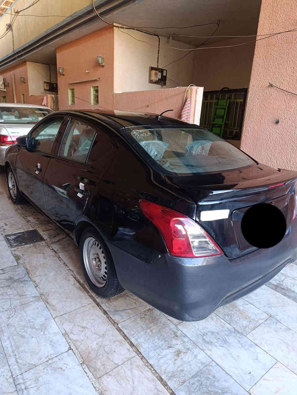 نيسان فيرسا وارد امريكي موديل 2017 مصبوغه حزام بيه طخات صفه السدر السياره بسمي السعر 86 وبيه مجال ***********
