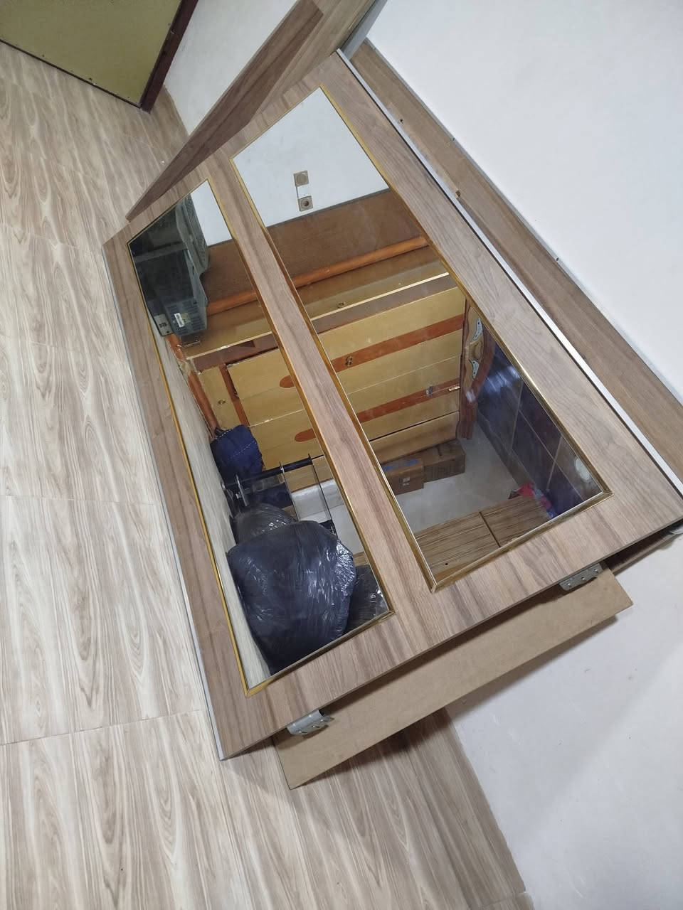 غرفه نوم تركي 5 قطع على وضعها تقريبا 60 بلميه نظافه سعر 175 بدون ميز تواليت مجال الشاري ***********
