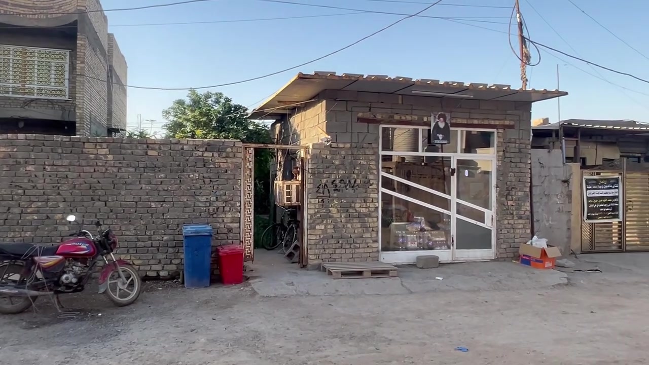 يا الله قطعة للبيع المساحة الكلية 250 متر 
واجهة القطعة 10 ونزالها 25 الموقع حي البتول شارع أبو 
الثلاجات ولها مدخل آخر وأقرب وهو شارع مدرسة الخيرات 
خدمات المنطقة ماء حكومي وكهرباء اهلي 
ولها خدمات قريبة بأذن الله 
مع بيت طابقين 250 ويحتوي البيت على 6غرف نوم واستقبال 
وبعض من الأشخاص يطلقون لها أسم آخر وهي ديوانية ومطبخ خارجي وداخلي وصالة للأسترخاء والتسلية 
وايضاً يحتوي البيت على حديقة جميلة داخلية السعر الكلي 175 تعتبر المساحة الكلية 500 متر 
للتواصل مع صاحب الدار اتصل على الرقم الآتي *********** ومع كل تحياتي لكم
