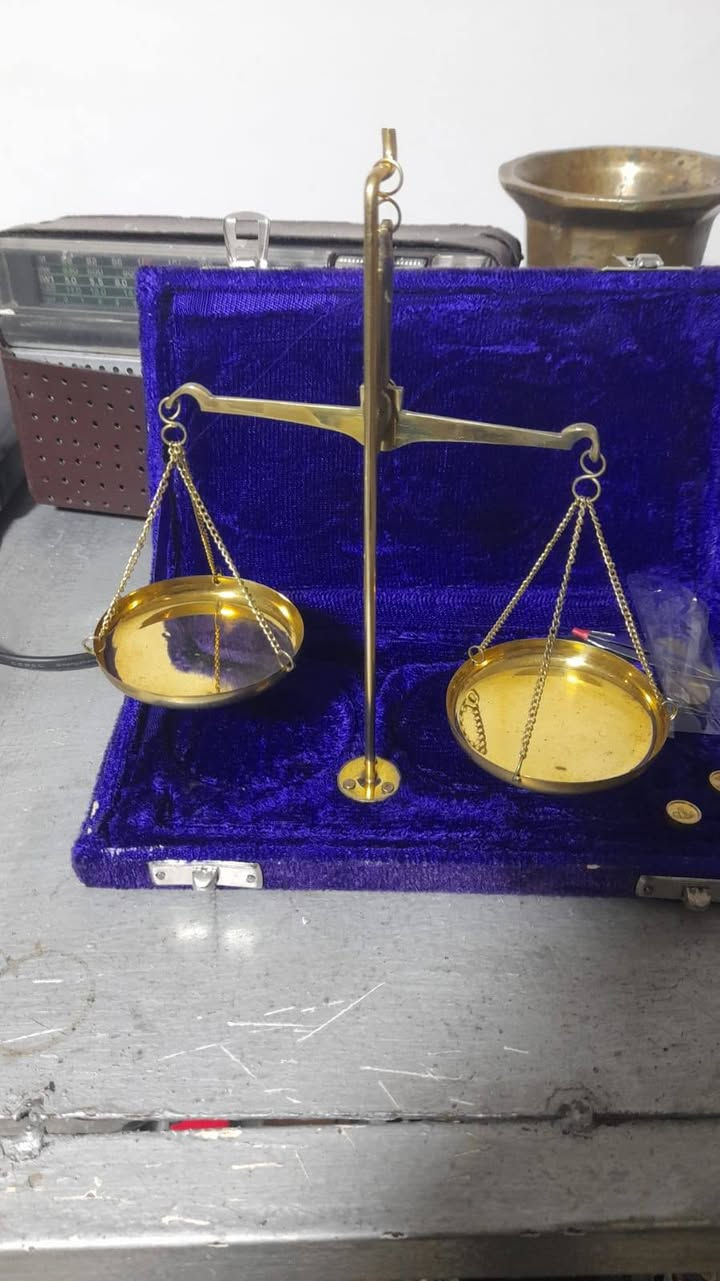 ميزان ذهب كامل مع وزناته مع علبه مخمل وهي تثبت القاعده يصلح للاستخدام والديكور المكاتب والمحاميين قطعه جميله وبسعر مناسب


**إذا كنت صاحب هذا الإعلان وتريد حذفه لأي سبب، رجاءا أرسل رسالة إلى الدعم الفني**