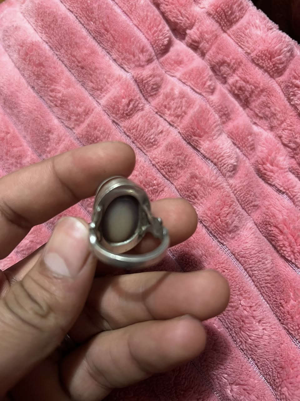 هذا الخاتم هو عبارة عن قطعة مقتنيات مصنوعة من العقيق اليماني السليماني الطبيعي، والمصاغ في إطار من الفضة. 
نوع الحجر: عقيق سليماني، ويتميز بوجود تكوينات طبيعية تشبه العين في المنتصف.
المعدن: فضة نقية.
الوصف: قطعة يدوية الصنع تُعد من المقتنيات الفاخرة والنادرة.     البيع فقط


**إذا كنت صاحب هذا الإعلان وتريد حذفه لأي سبب، رجاءا أرسل رسالة إلى الدعم الفني**