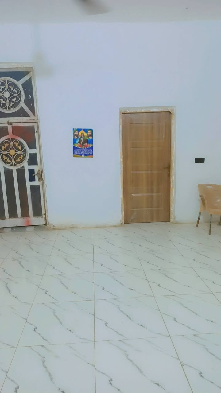 البيت للبيع طابو زراعي سند 25 مشمول بل تطويب جهته الحظاره خلف مديرين المخدرات مساحت الدار 130متر أساس كونكريت وسقف شيلمان أعله بيت في الشارع  12متر يتكون البيت من استقبال ومطبخ وصاله وغرفه وحمامات خارجيه وداخليه ومنور رضيت البيت بورسلين مطبخ سيراميك بالكامل السعر 35 مليون وبيه مجال التواصل ***********
