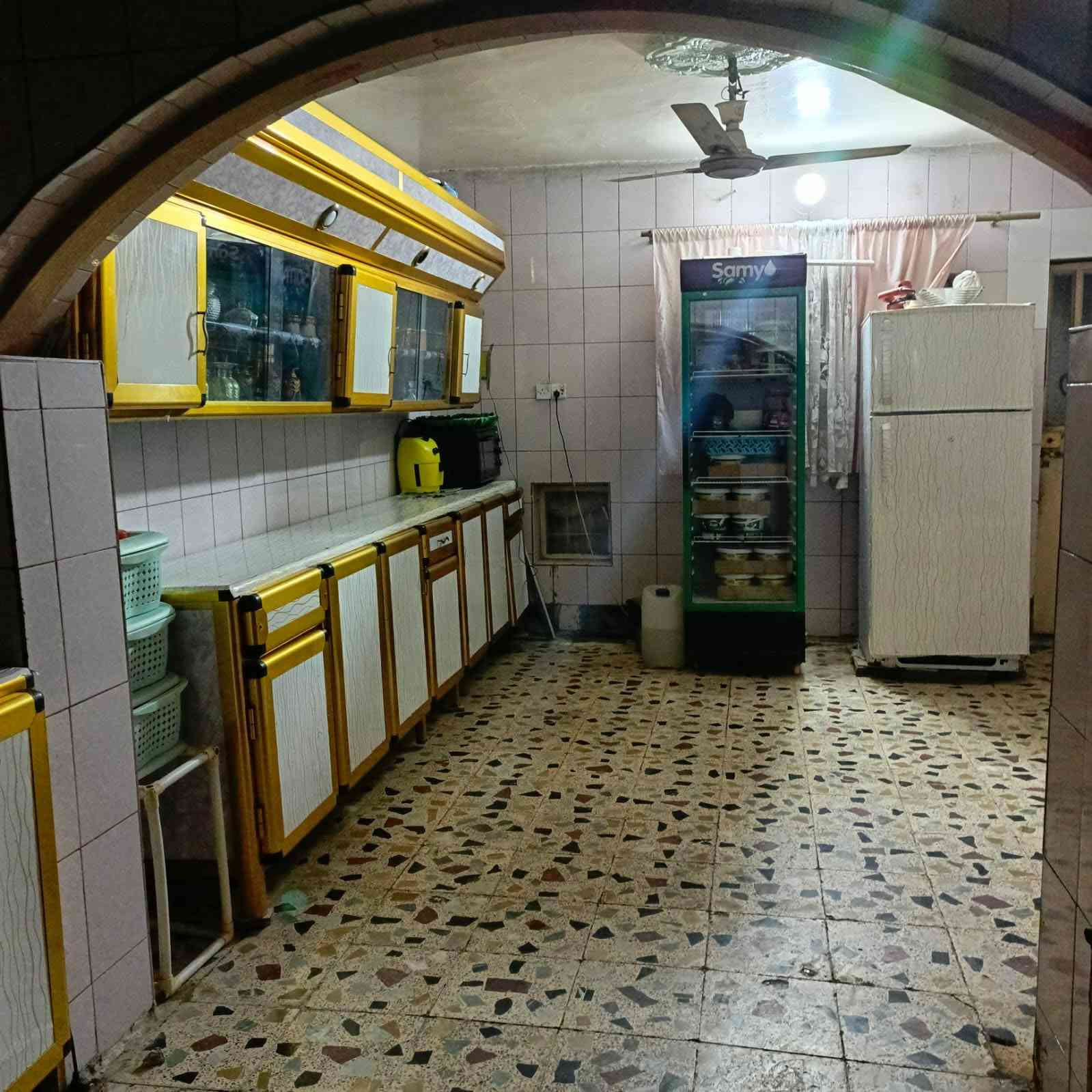 بيت للبيع منطقة المصب العام قرب تقاطع المساحة 350م الواجهه 16م قرب تقاطع الرايه  طابقين الطابق الأول 3غرف واستقبال وصاله كبيره ومطبخ حار وبارد وكراجين و  والطابق الثاني 3غرف واثنين نظام سويت ومخزن و4أسطح وعلى شارعين السعر 720مع مجال 
***********
