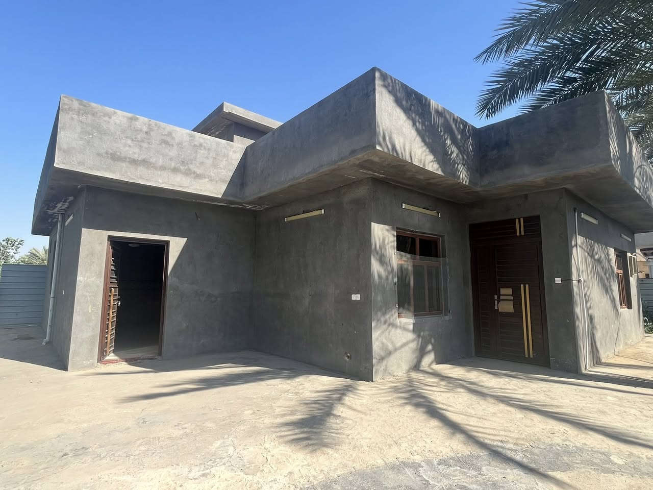 بيت للبيع بيت كلش مرتب
مساحته ٦٠٠ متر 📌
مساحه البيت ٣٠٠ بناء طابوك 📌
مساحه الحديقه ٣٠٠ صالحه للبناء"
بناء حديث واجه ٣٠ متر  

موقعهً عله شارع ابن سينا قرب جامع (الصادق الامين)

 للاستفسار ***********  موجودً واتساب "
@إشارة
