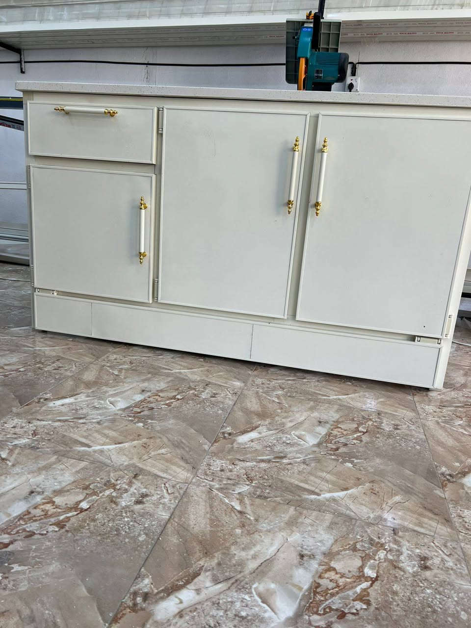 سنكات جديد شغل معمل يوجد قياس 
متر سعر 95.مرمر
متر 20 سعر 115.  مرمر 
متر ونص سعر 140مرمر
***********
عنوان 8 شباط مقابل التانكي ام عمار بفرع راشي رشيد معمل محمد الكردي
