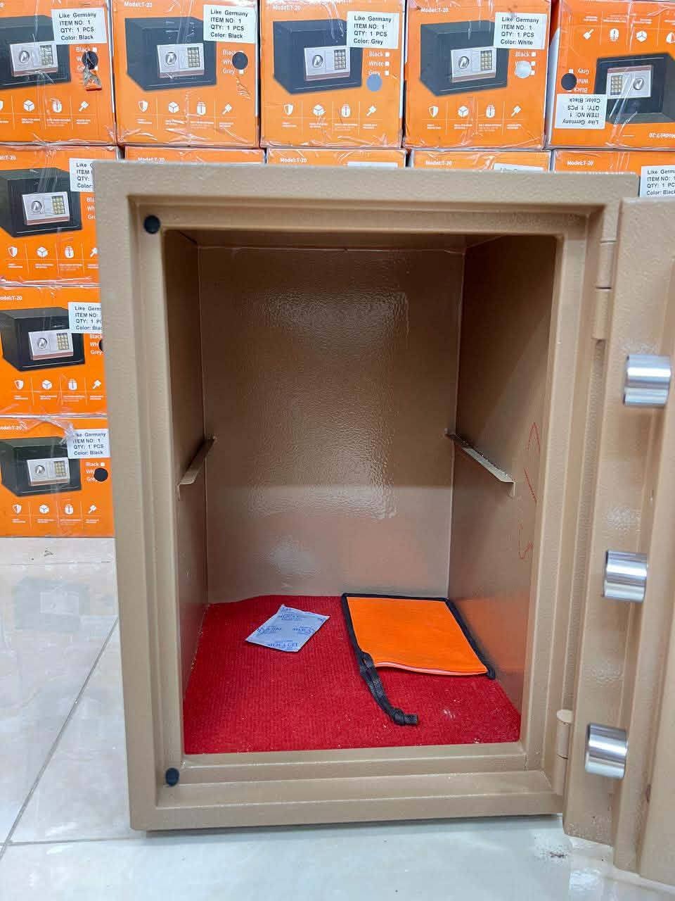 💥 قاصة بوس المانية الأصلية بقياس 50سم متوفرة حصرياً لدئ شركة الأمان
✅ مقاومة عالية للحريق تحمي أموالك وأوراقك الثمينة
✅ دبل كيلون ويا مفاتيح مشفرة ضد النسخ
✅ شفتات ستانلس ستيل قوية ضد الكسر 
✅ قاصة داخلية مزود بقفل للأغراض الحساسة
✅ رف متحرك وقابل للإزالة على راحتك
✅ ضمان 12 سنة على القفل
    🔥 السعر 160 الف نار 🔥 

📦 توصيل مجاناً لكل محافظات العراق
موديل حديث وعصري ملائم منزلك ومكتبك

⏱️ بخدمتكم على مدار 24 ساعة


**إذا كنت صاحب هذا الإعلان وتريد حذفه لأي سبب، رجاءا أرسل رسالة إلى الدعم الفني**