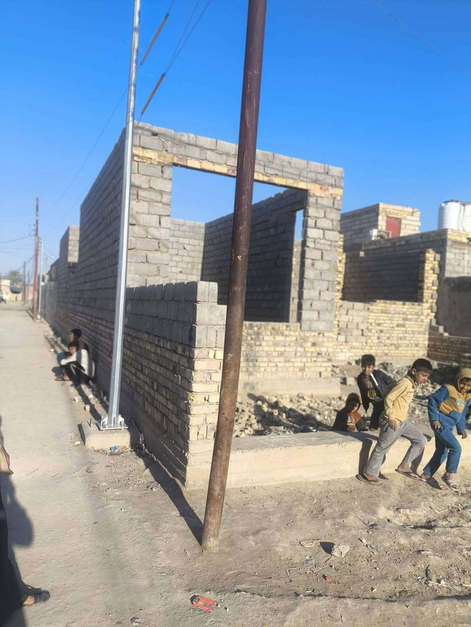 هيكل للبيع في منطقة الجاسمية مساحه 200 م
يحتوي البناء علئ غرفتين وصاله مطبخ إستقبال 
علماً يوجد مع 8000 ألف طابوق الاستغفار الاتصال علئ رقم
***********
