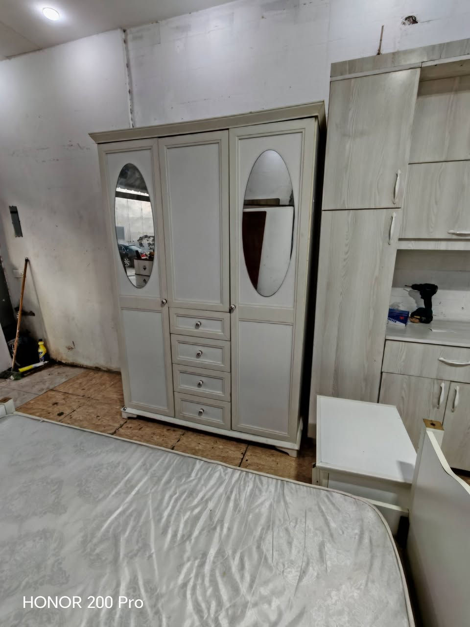 ژووری نوستنی گەنجان
بەدۆشەکەوە ٥ پارچەیە
کانتۆر و سیسەم و مێزتەوالێد و کۆمیدی و دۆشەک
ناونیشان سلێمانی کانی سپیکە خوارمزگەوتی تەبایی بەرامبەر مارکێتی کەوێ 
***********
