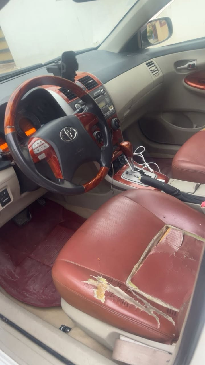 سلام عليكم كورلا خليجي محرك 1600 مكفوله بيها بس طخه خفيفه بل جنطه بعدني ممصلحها واضحه بل صورة ماشيه قليل 120 k سنويه منتهيا  تجديد يحتاج سعر 135 مكاني اربيل ***********
