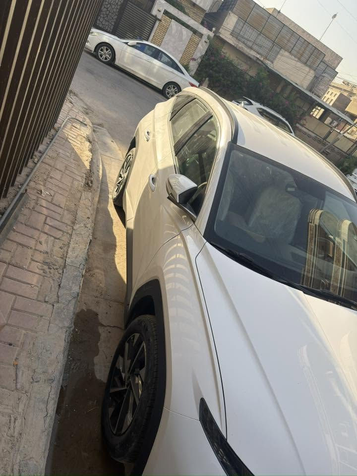 السلام عليكم 
توسان 24 خليجي للبيع 
سيارة مكفوله من كلشي ومواصفات الخليجي معروفة تجي فول عدا بانوراما 
ماشية 53 الف كيلو
رقم بغداد الإنكليزي بأسمي تحويل ثاني يوم
1- السيارة نوعية تبديل دهنها هو شل وأخذه من الوكالة بالكرادة حصراً   
2- البانزين محسن او سوبر فقط فقط ابد ماشامه ولا تعرف شي اسمه بانزين عادي !!
3- سيارة نظيفه ومعتنين بيها حيل وبلادية ع وضع الشركة 
يعني مال بيت ع كد داخل المدينة
4- سيارة ماعليها اي غرامات واذا اكو ف اني أتحملها 🌹 
مكان السيارة بغداد - شارع فلسطين 
السعر 205$ وبيها مجال 
للأستفسار 
***********
