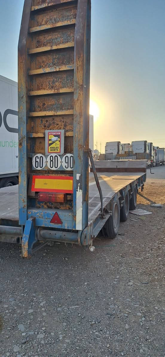 لؤدر الماني منفس ٣ دينكل طيارات ١٧.٥ مكفول كفالة عامه عرض ٢.٥٠ طول ٧.٨٠ طول الكامله ١١.٨٠ م سعر ١٤٠$ مجال *********** ***********
