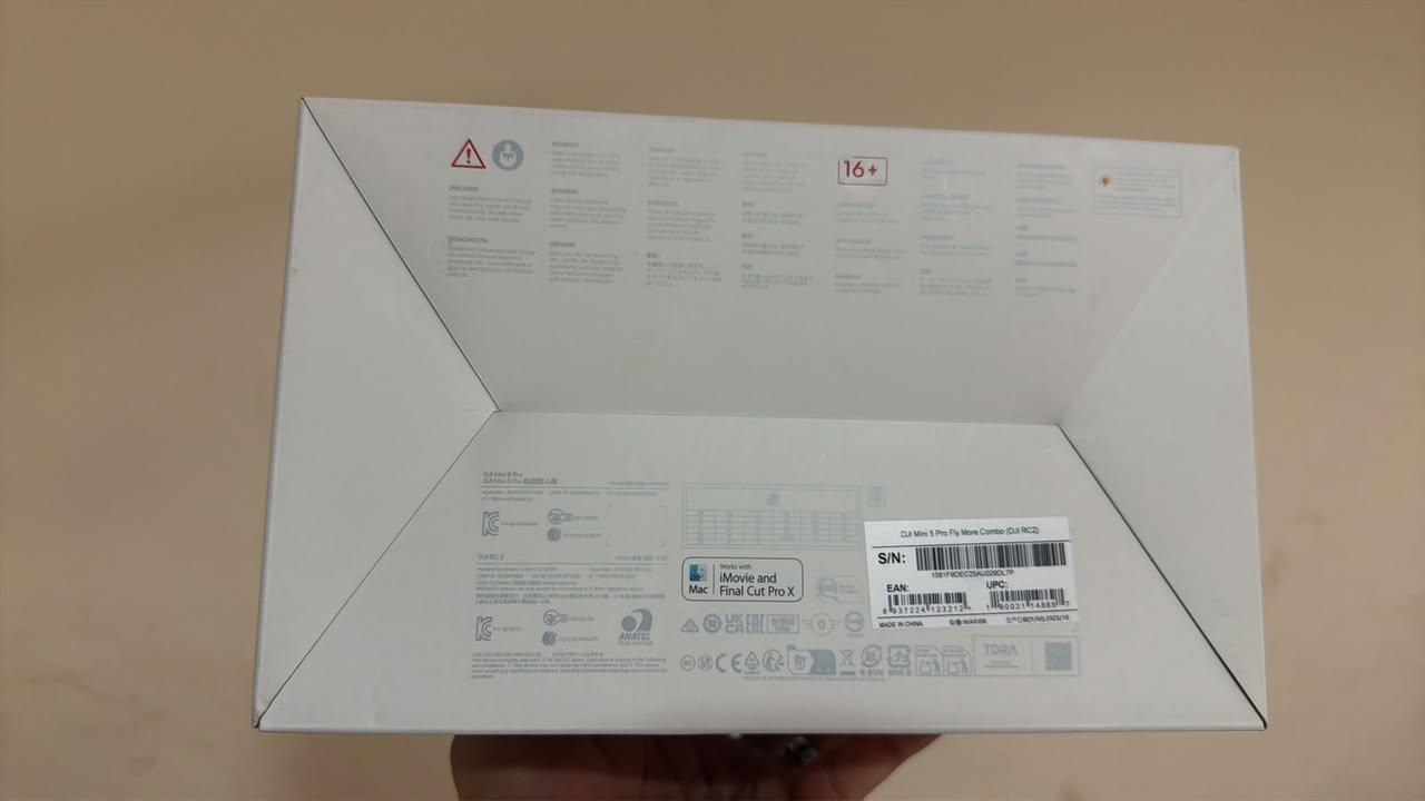 درون للبيع
السلام عليكم 
درون DGI MINI 5 PRO للبيع نضيفه وحلوه صار شهر من 
اشتريتها ونضافتها 95‎%‎
السعر خاص
للاستفسار: ***********
مواصفاتها :

👑 DJI Mini 5 Pro: ملكة الدرونات الصغيرة (مواصفات 2026)
1. الكاميرا والسينما الجوالة 📸
• مستشعر مطور: جودة تصوير خرافية حتى بالإضاءة الضعيفة (ليلياً) بفضل معالج الصور الجديد.
• تصوير 4K/120fps: للحصول على لقطات "سلو موشن" احترافية جداً وبمنتهى النعومة.
• تصوير عمودي حقيقي 2.0: جيمبال ذكي يفتر لتصوير (تيك توك وريلز) بدقة 4K كاملة.
2. الذكاء والأمان (تطير وحدها!) 🧠
• حساسات 360 درجة (الجيل الخامس): تمتلك "عيون" في كل اتجاه، تتجنب الأشجار والأسلاك بدقة متناهية، يعني "ما توكع".
• تتبع ذكي (ActiveTrack 360): تتبعك من كل الزوايا بحركات سينمائية كأنما مصور محترف يلحقك.
3. القوة والمدى (تحدي التشويش) 📡
• نظام بث O4+/O5: استقرار إشارة خيالي ومدى يصل لمسافات بعيدة جداً، ومقاومة عالية للتشويش في المناطق السكنية.
• بطارية عملاقة: وقت طيران يتجاوز 45 دقيقة (مع بطارية Plus)، يعني تصور براحتك بدون قلق.
4. التصميم والقانون ⚖️
• وزن تحت الـ 249 غرام: خفيفة جداً، وهذا يسهل عليك الطيران بها في أغلب الأماكن لأنها لا تُصنف كدرون ثقيلة.
