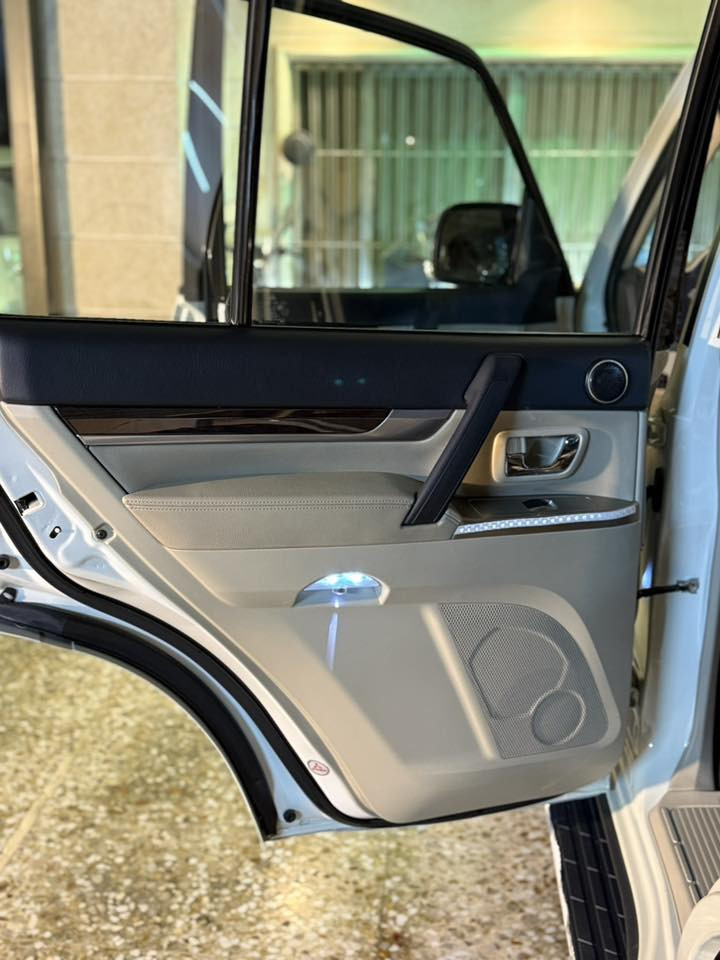 السلام عليكم للبيع باجيرو 2015 بلاس حبتور فو مواصفات  زيرو زيرو زيرو ماشيه 16 الف حقيقي استخدام بيت بعدها فابلون الشركه عليها والكشنات بعدها ب الايلون مال شركه مكفوله من جكه الدنبوس كفاله عامه من الدعاميه للدعاميه رقم بغداد بسمي تحويل ثاني يوم السعر 270 وبيها مجال للاستفسار ***********
