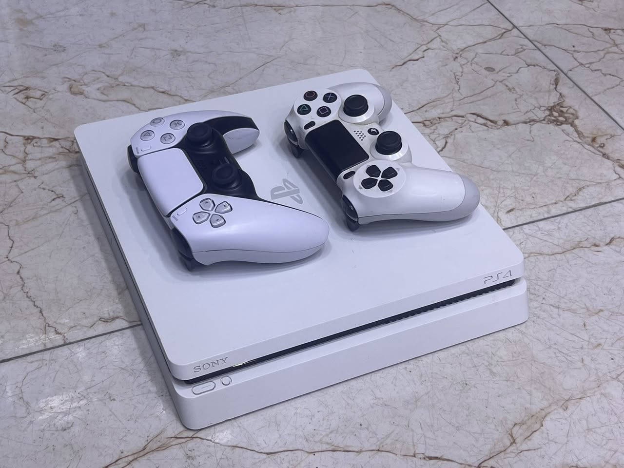 📅 الأسعار محدثة لسنة 2026  
📩 للاستفسار أو الحجز راسلنا على الخاص.
***********
توصيل لكل مكان موجود 
ضمان شهر عالوصل

🔹 PlayStation  
• PS2 Fat — 65 ألف  
• PS3 Slim — 110 ألف

🔹 PS4  
• PS4 Fat Online — 175 ألف   
• PS4 Fat jailbreak— 225 ألف  
• PS4 Slim Online — 200 ألف  
• PS4 Slim jailbreak — 270 ألف  
• PS4 Pro 1TB Online — 265 ألف  
• PS4 Pro 1TB jailbreak — 325 ألف  

🔹 Xbox  
• Xbox 360 — 110 ألف  
• Xbox One fat — 110 ألف  
• Xbox One fat 1tb — 135 ألف
• Xbox One S 500GB — 150 ألف  
• Xbox One S 1TB — 170 ألف  
• Xbox One X — 175 ألف  

🔹 Xbox Series  
• Xbox Series S 512GB — 355 ألف  
• Xbox Series S 1TB — 480 ألف  
• Xbox Series X — 610 ألف  
• Xbox Series X (مع الكرتون) — 650 ألف  

🔹 PS5  
• PS5 Fat — 575 ألف  
• PS5 Fat Digital — 540 ألف  
• PS5 Slim Digital — 575 ألف  
• PS5 Slim — 660 ألف
