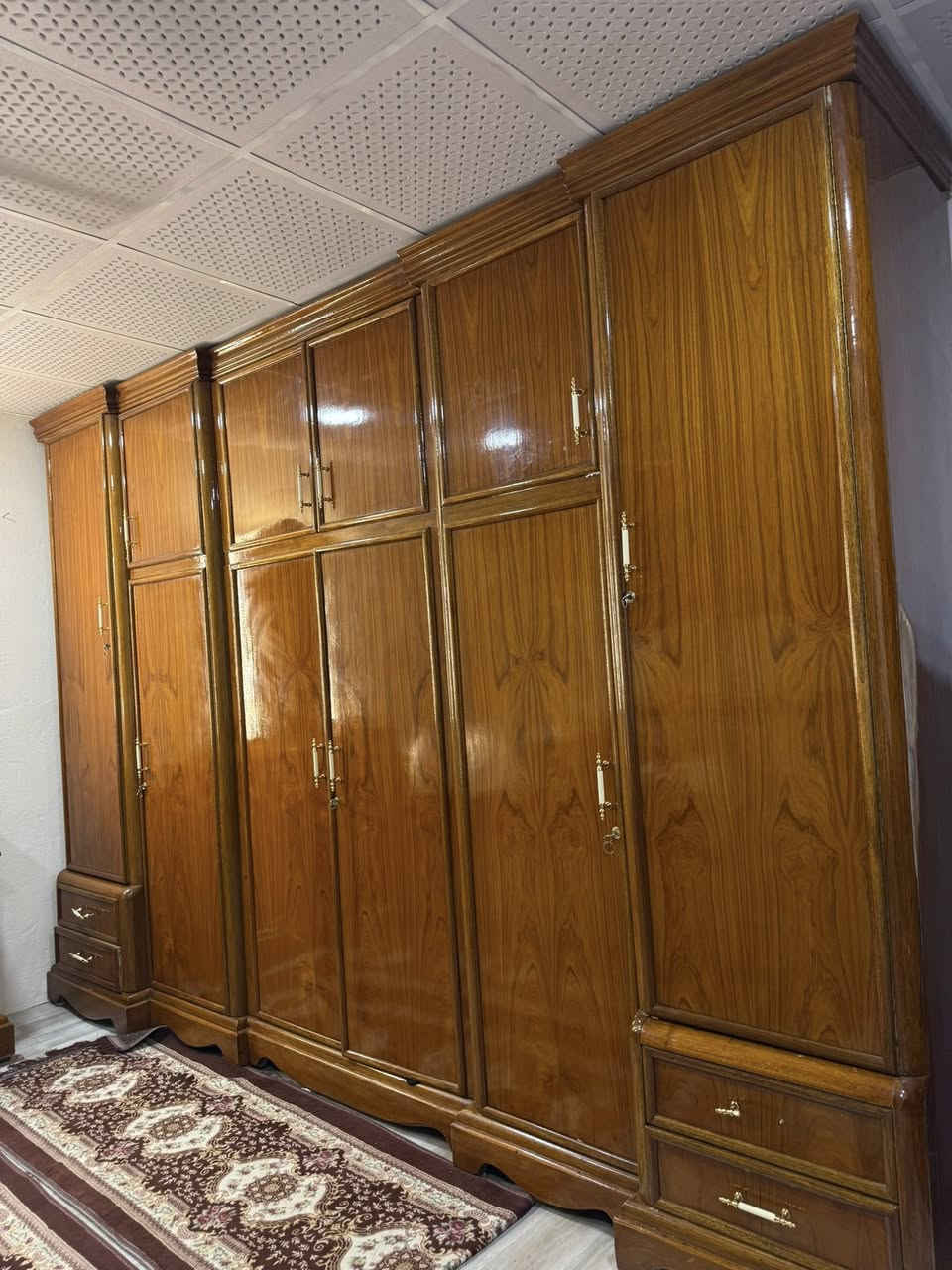 سلام عليكم غرفة خشاب تفصال 5ملم  خشب درجة أولى بعدهي جديدة مكان بغداد ***********
