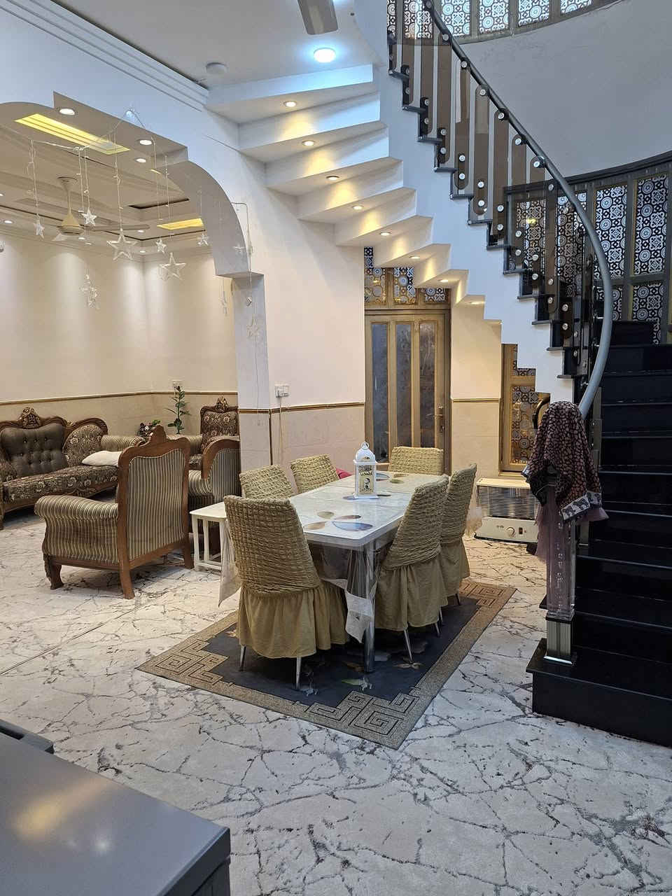 السلام عليكم
بيت للبيع في الجغيفي الثانيه قرب أسواق البياع مساحه 200متر ارض بجر 
بناء درجه اولى اربع غرف نوم مع صاله وهول داخلي للطابق الارضي وكذلك الطابق الثاني نفس تصميم الطابق الارضي ومطبخ وصحيات  داخليةعدد2وخارجية عدد1
السعر 190وبي مجال
 للاستفسار ***********
