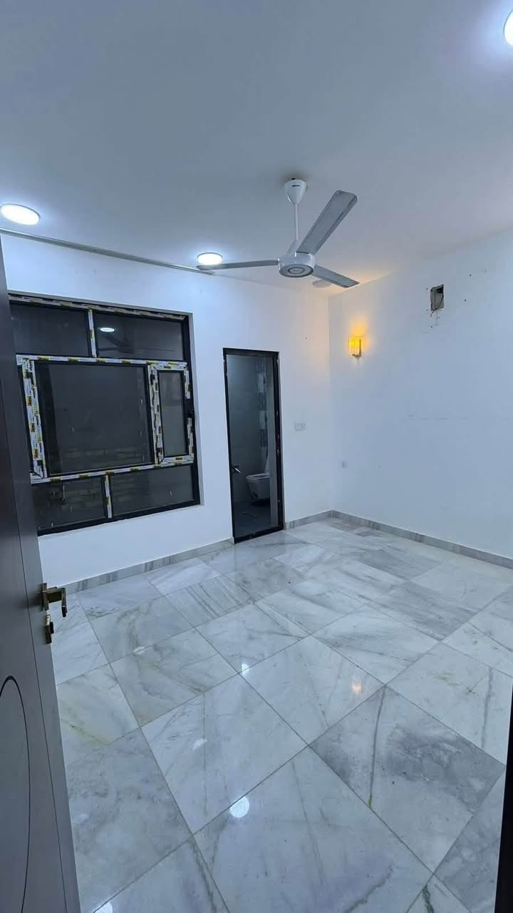 بـيـت للإيـجـار  ( ثلاث طوابق ) ( نضيف جداً )
______________________________________
📍 السيديه - قرب شارع النخيل 

🔷مساحه 50m
🔷  3 غرف  نوم (سويتات) 
🔷صاله
🔷مطبخ 
🔷خدمات صحيه بكل طابق 
🔷 السعر : 850 الف 
——————————————————
للاستفسار اكثر : ***********
