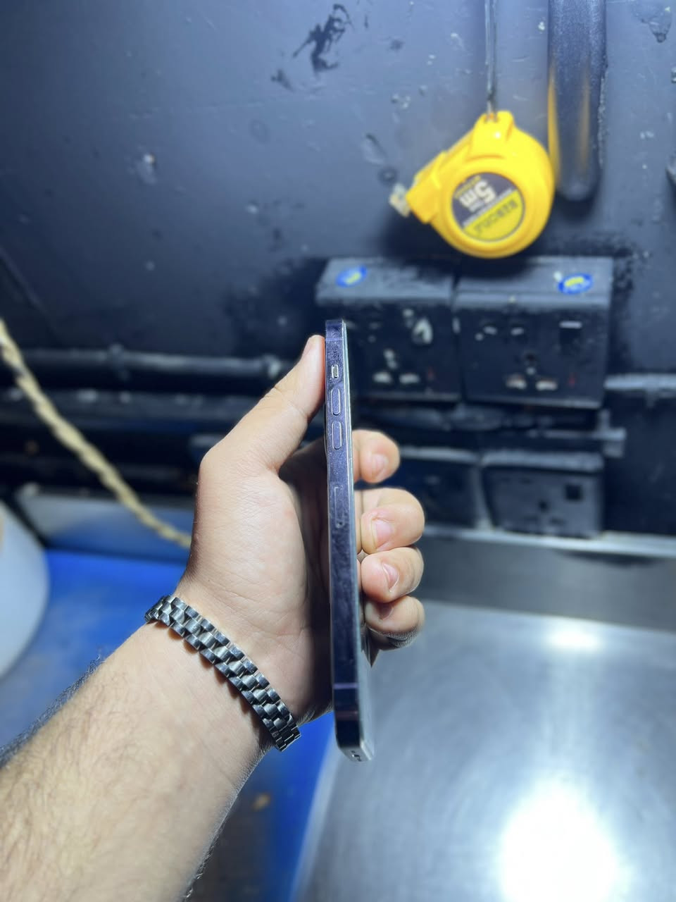 السلام عليكم
ايفون 14برو ماكس 
 ذاكره 256 
لون بنفسجي المميز 
بطاريه 79 
التلفون مبدل شاشه 
فقط شاشه مبدل الباقي كله على وضع الشركه 
للبيع بسعر 650 وبي مجال 
مكاني تكريت صلاح الدين 
رجاءاً الي مو شراي ليتعبني 
*********** رقمي
