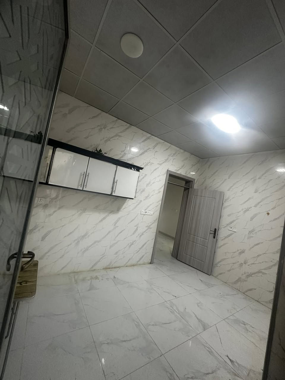 مساحه الدار 100متر ركن واجه 10نزال 10
يتكون البيت من 3غرف 🛌 ومطبخ وصاله 3صحيات 
للستفسار الاتصال   او مراجع مكتب انمار للعقار 
***********
