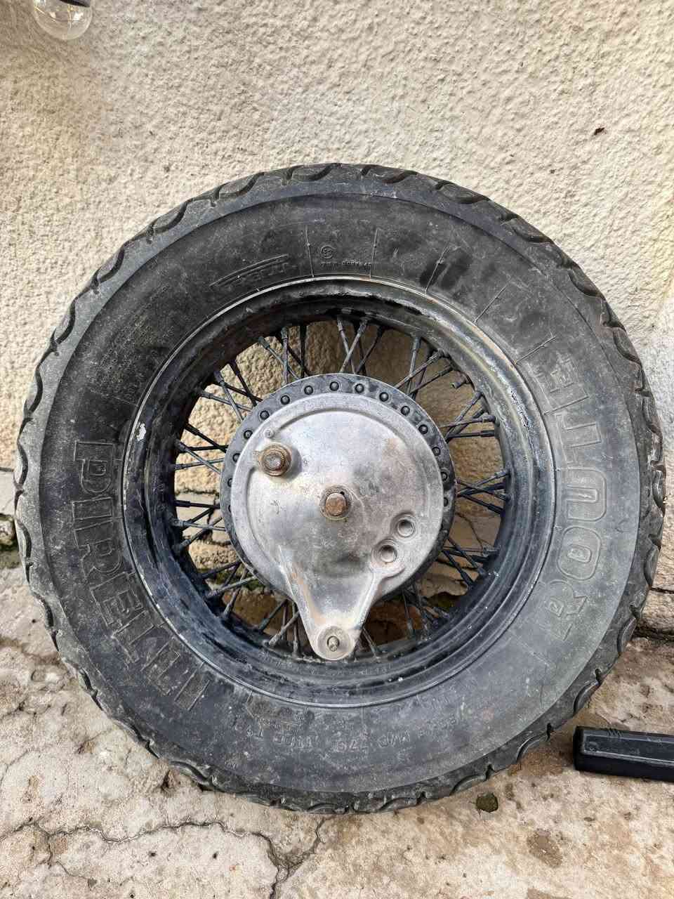 ويل امامي ب ٢٥ /ويل امامي ثاني هم ب ٢٥ /ويل وتاير كامل بس يحتاج فتيله لان طاب بي برغي بس تاير نضيف كلش سعره ٣٥ /شخاطه نضيفه ممستخدمه ابد سعرها ١٥ /استفسار ***********/ملاحضه كلهن مال استد
