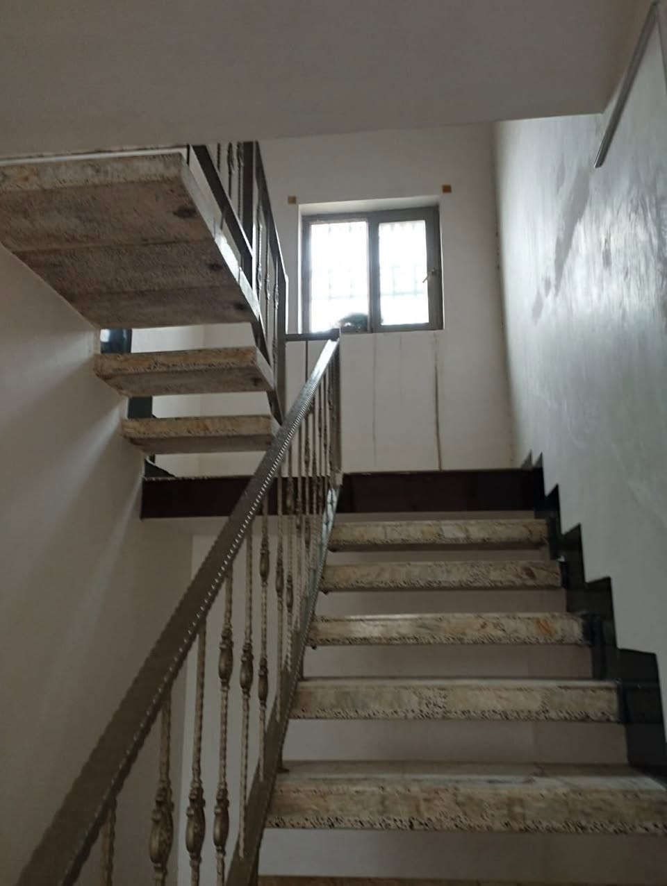 دار للبيع المساحه ٢٠٠م الواجهة ١٢/ونص النزال١٦م السعر ٧٨ وبي مجال للشراي العنوان الأمين الاولى خلف محطة وقود الشموس شارع سيراميك العيساوي كافة الخدمات ماء كهرباء مولده مجاري تبليط تلفون***********
