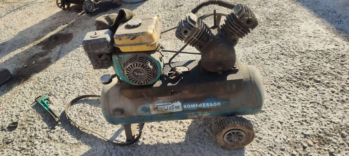 كمبريسرات للبيع حجم 50 لتر سعرهن125 الف  اثنينهن  واحد نقص ماطور مكان كربلاء ***********
