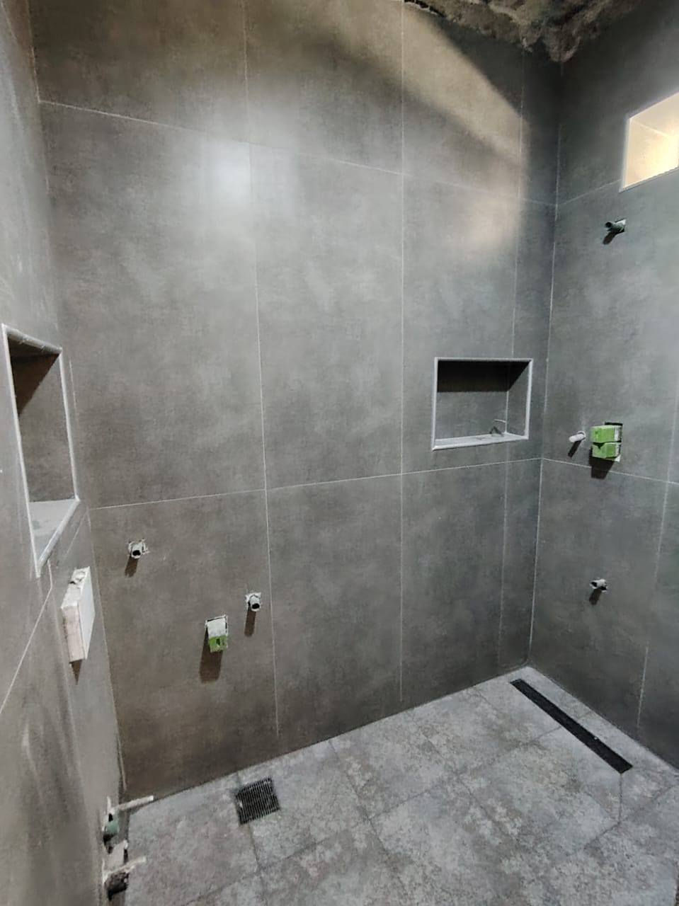 السلام عليكم خلفه سيراميك ارضي جداري شغل مضبوط متفرغ حالين ***********
