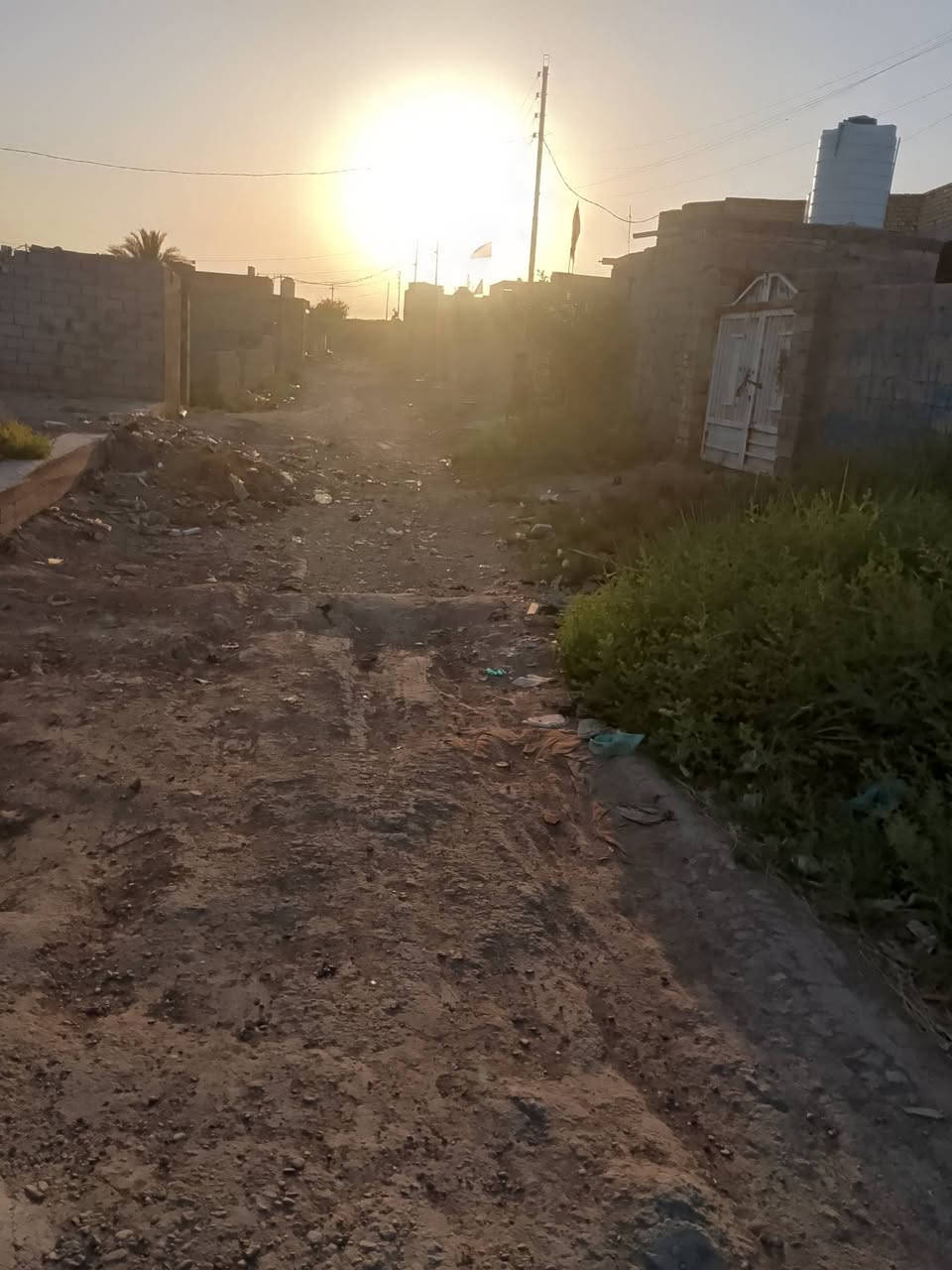 سلام عليكم بيت للبيع  المساحه 220م كامله بي تديوانيه وغرفه وصحيات ولباقي قطعه لمكان حاوي العباس قريب على التبليط 50م السعر 21وبي مجال قليل ***********
