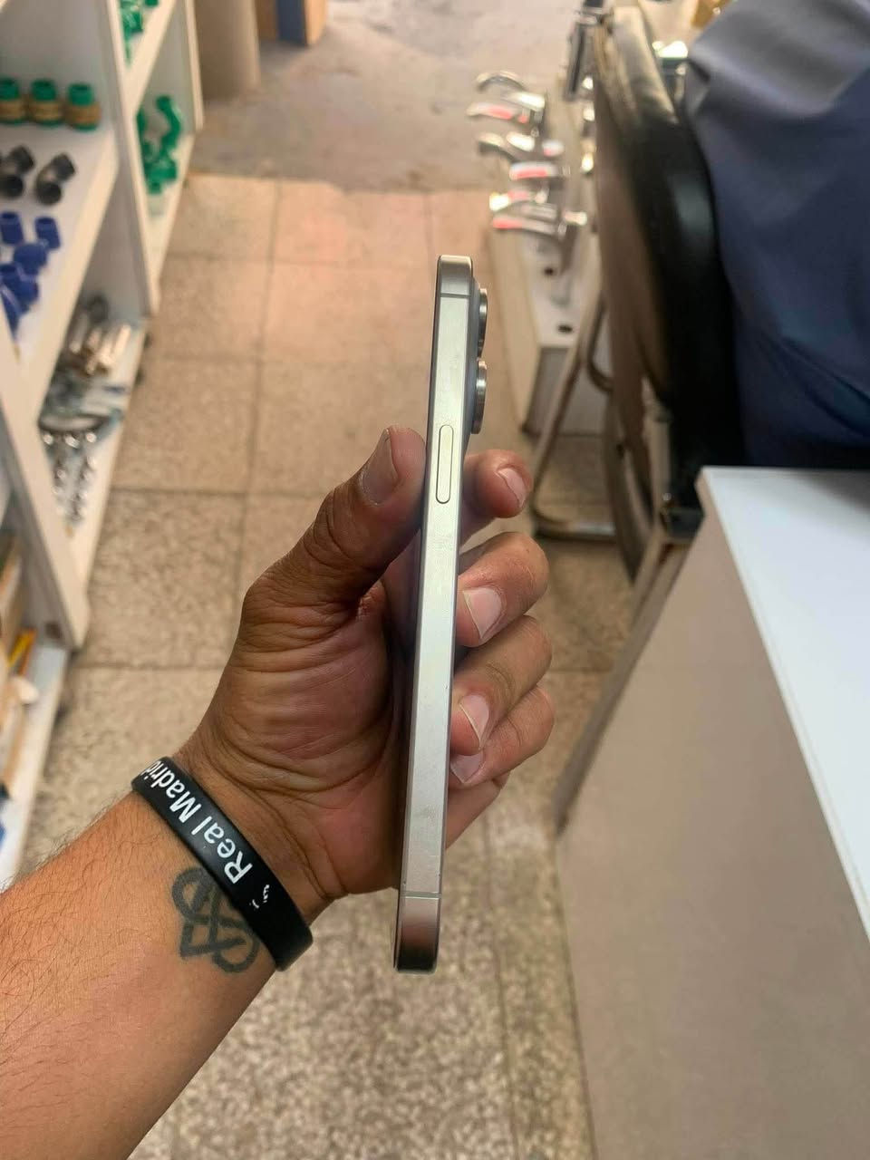 ايفون ١٥ برو ماكس بطارية ٩٠ ذاكرة ٢٥٦ دبل شريحة مبدل شاشة وكاميرا تفصيخ  سعر 990وبي مجال للشراي 
مكانة بغداد للستفسار 
ع رقم :***********
