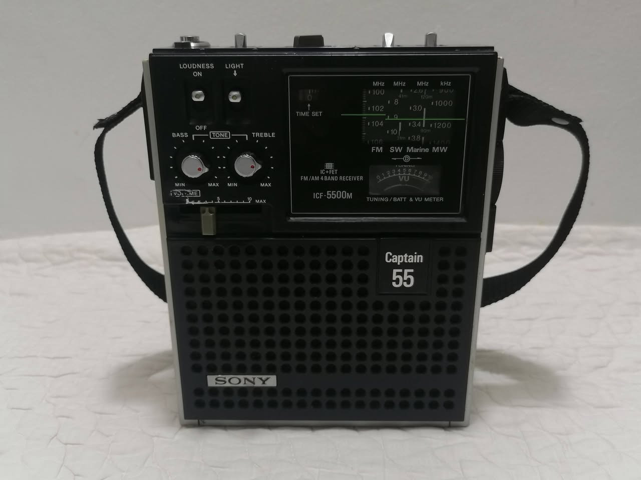 هذا الجهاز هو راديو عتيق (Vintage) من إنتاج شركة سوني (Sony)، ويُعرف باسم Captain 55 (أو الموديل ICF-5500M). (4 بطاريات وسط بقوة 1.5 فولت من نوع AA). إليك أهم التفاصيل حول هذا الجهاز:
النوع: جهاز استقبال متعدد الموجات (World Receiver).
الموجات المدعومة: يدعم 4 موجات وهي FM وMW وSW وMarine Band.
تاريخ الإنتاج: صُنع في اليابان في أوائل السبعينيات، تحديداً حوالي عام 1972 أو 1973.
المميزات:
يتميز بتصميم قوي وكلاسيكي مع حزام للحمل.
يحتوي على مؤشر (VU Meter) لقياس قوة الإشارة وحالة البطارية.
مزود بمفاتيح للتحكم في طبقات الصوت (Bass & Treble) وإضاءة للمؤشرات. 
يعتبر هذا الراديو اليوم قطعة نادرة يبحث عنها هواة جمع الأجهزة القديمة (Antiques) نظراً لجودة صناعته ونقاء صوته. 
العنوان بغداد - البياع موجود ***********‪ واتساب
