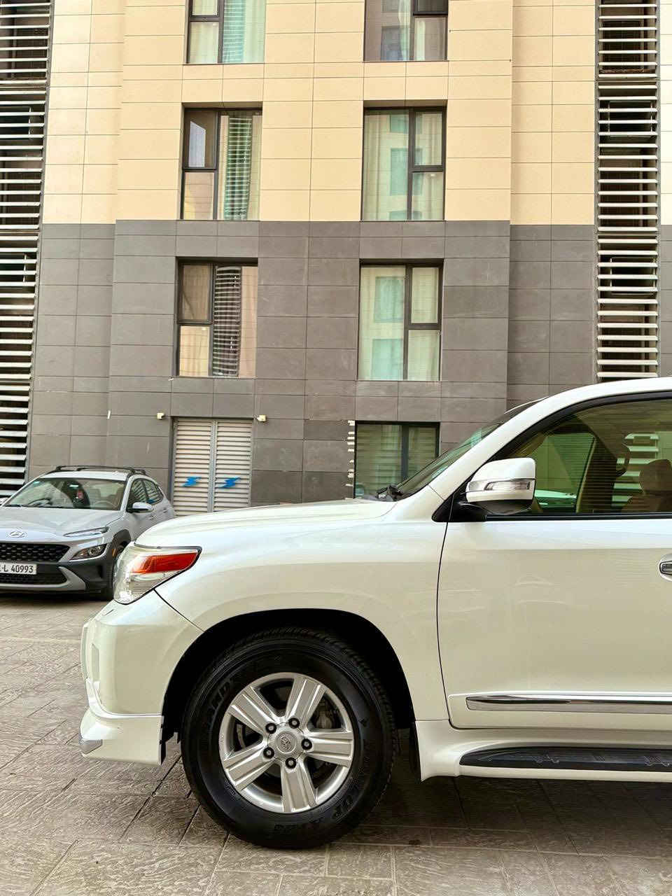 سلام وعليكم لاند كروز موديل (2015) بريميه اصل رقم بغداد بسمي سنويه وهزه ورقم جديد  سياره جديده جدا ماشيه 142km سياره مابيهة نقص برغي والسياره كير مكينه وتبريد وصدر على وضع الوكاله مابيهة ولا برغي مفتوح بل سياره جديده بمعنى الكلمه كفاله عامه مكينه 4600V8 المواصفات فول الفول معروفه البريم مري قلاب 8ايرباك داخل قرميدي جلد كشن كهرباء جديده بمعنى الكلمه فتحه فول نيكل شاشه كامره حساسات مكاني بغداد الاطباء السعر (395)وبيهة مجال جدا بسيط لاستفسار ***********
