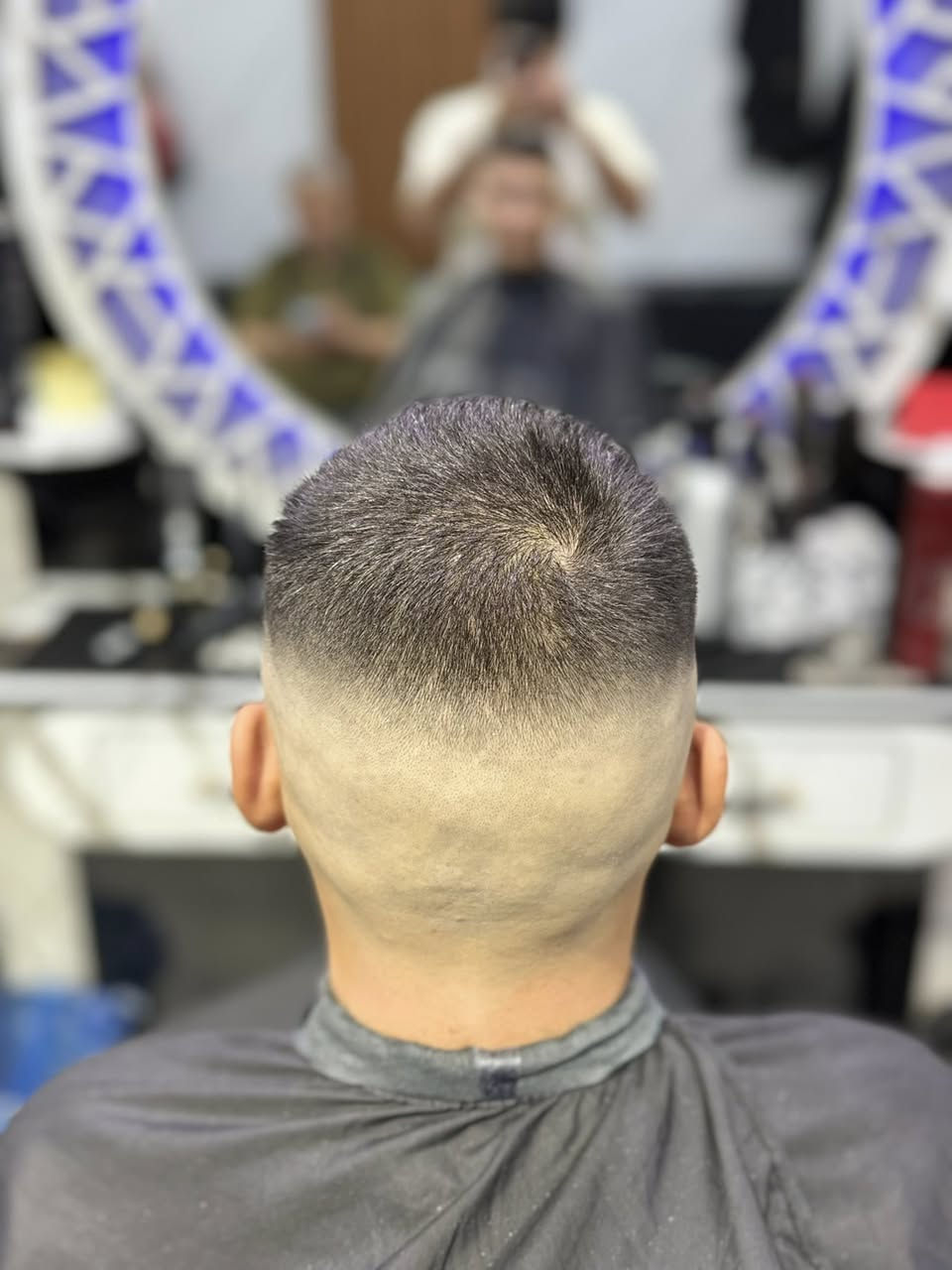 السلام عليكم زبائننا الكرام

أهلاً وسهلاً بيكم وتنورونا ل (حلاقة حيدر الأنيق)

بعد الاتصال برقم الحلاق تشرفونا قبل 3 أيام من يوم العيد لموعد الحلاقه بسبب الزخم

لعدم إحراج الحلاق وتأخير الزبون الكريم في ليلة العيد

مخرج بوابة B-مقابيل جسر المشاة

الرزق الدائم للجميع يارب

وكل عام وأنتم بألف خير

علي الحلاق ***********
