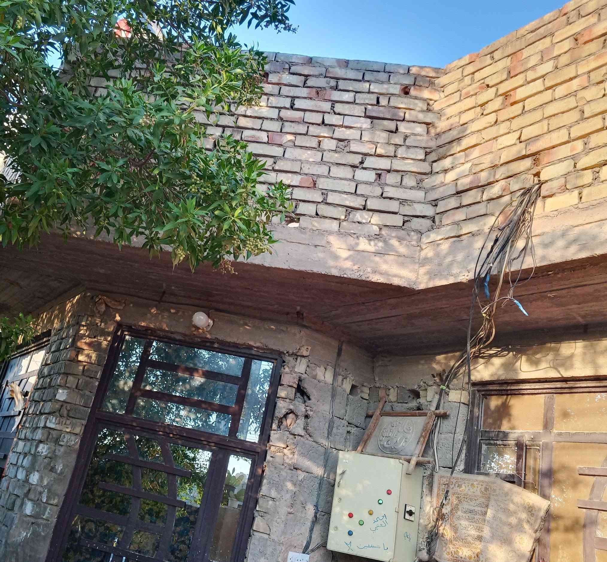 ينعاد المنشور بسبب الوعود الكاذبة الدار للبيع - جسر ديالى القديم / حي السلام الثانيه
📍 الموقع: نهاية شارع المصرف  قريب من شبكة ابو سماعيل في الشارع العريض البيت ركن ع شارعين 
 تفاصيل العقار:
▪️ المساحة:  160 متر – طابو زراعي 
الواجها 8م   النزال 20م
▪️ الطوابق: بيت طابق واحد – 
▪️ التشطيب: كاشي وسيراميك 
▪️ الخدمات: كَولَه، شارع مُبلّط، كافة الخدمات متوفرة
▪️ مناسب للسكن العائلي – منطقة مخدومة بالكامل
📞 الشراي يراسلني ع الخاص او يتصل ع هذا الرقم 👇:‏‪
***********
